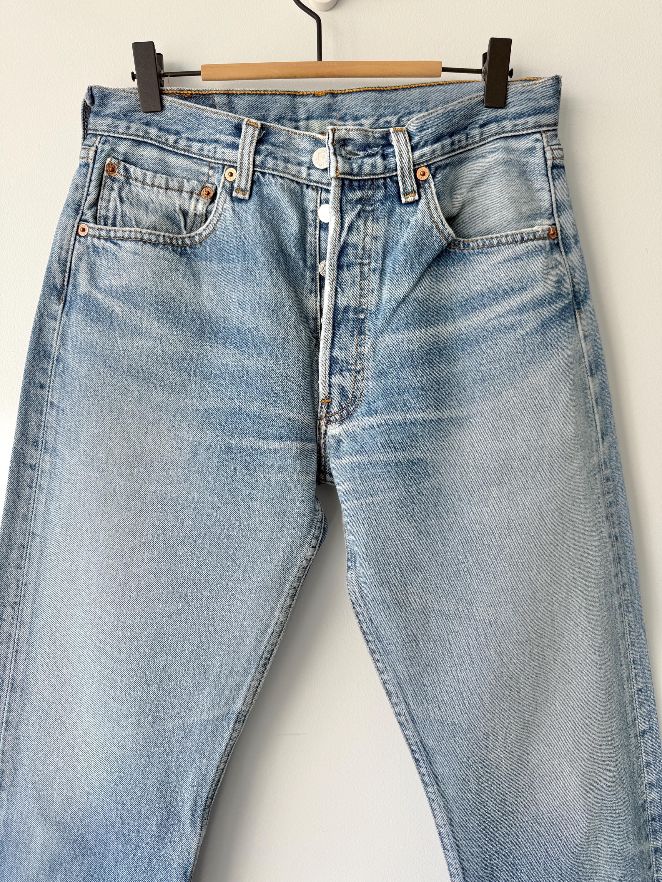 W29 L30 vintage Levis 501 28-29” measured waist faded medium blue made in y2k