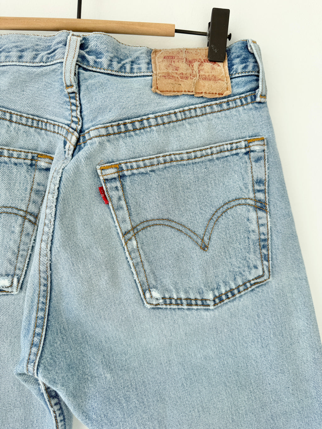 W28 L32 vintage Levis 501 27/28” measured light faded blue denim Levi’s 501s