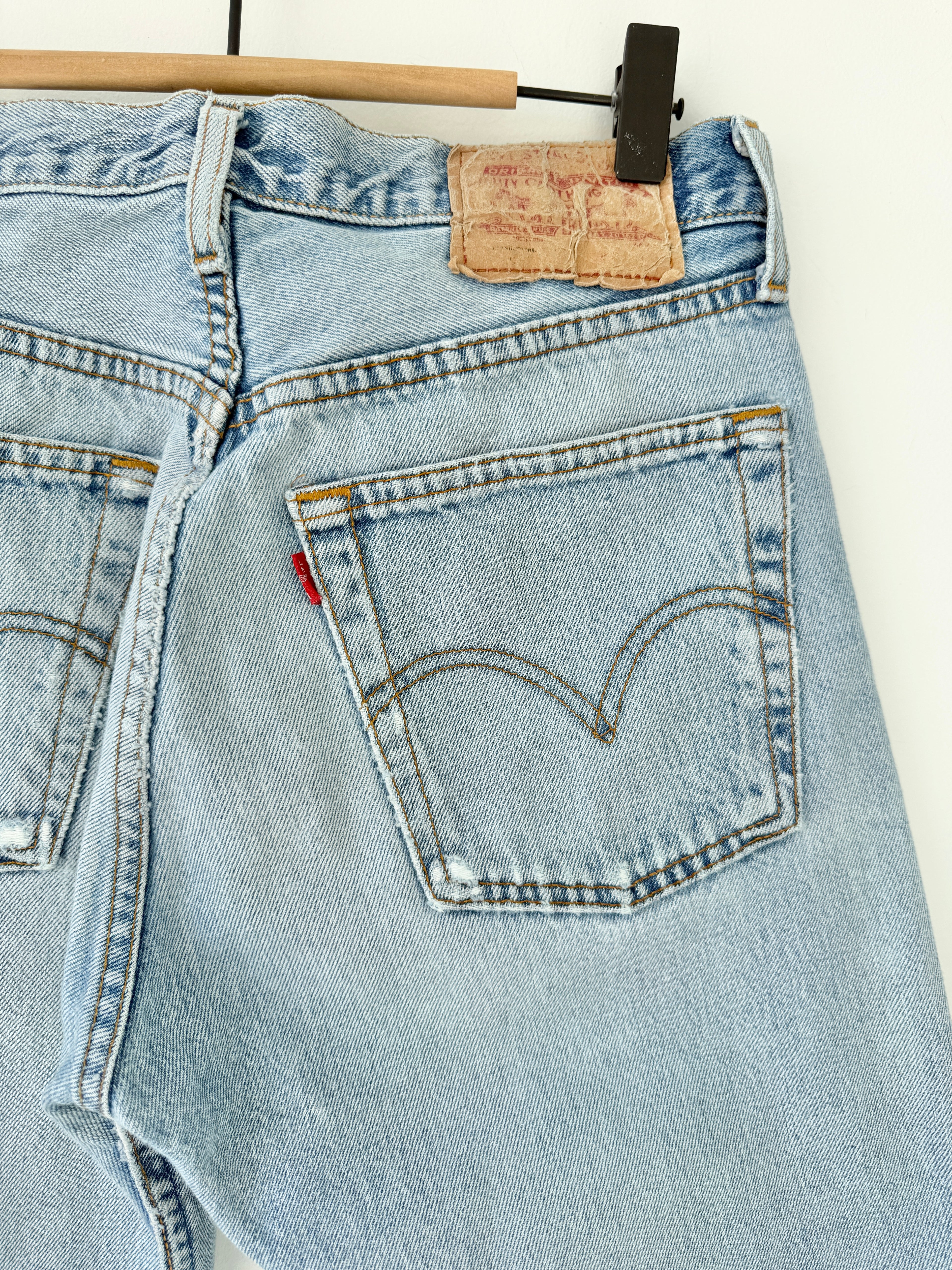 W28 L32 vintage Levis 501 27/28” measured light faded blue denim Levi’s 501s