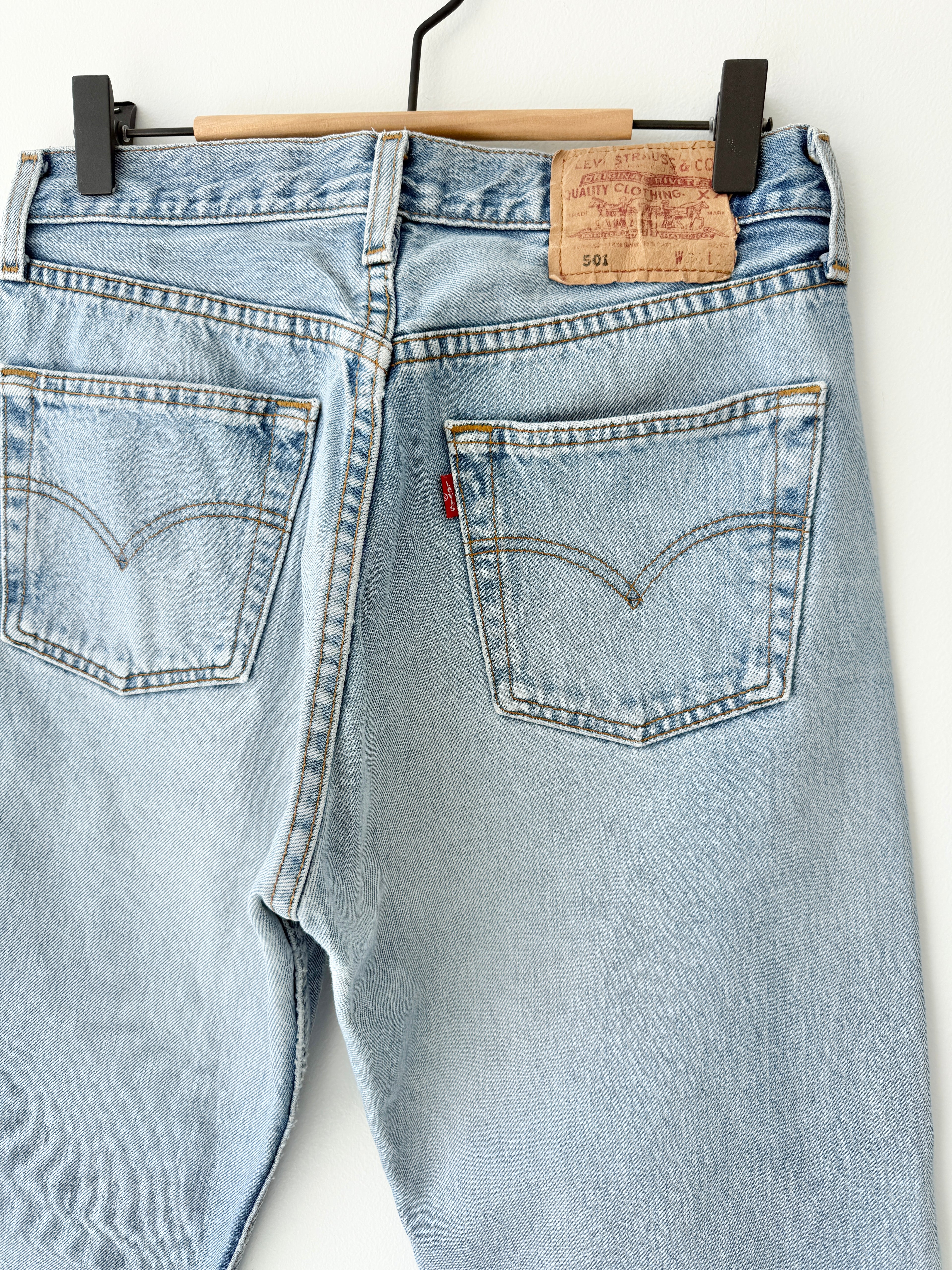 W29 L32 vintage Levis 501 28/29” light blue Levi’s 501s 90s