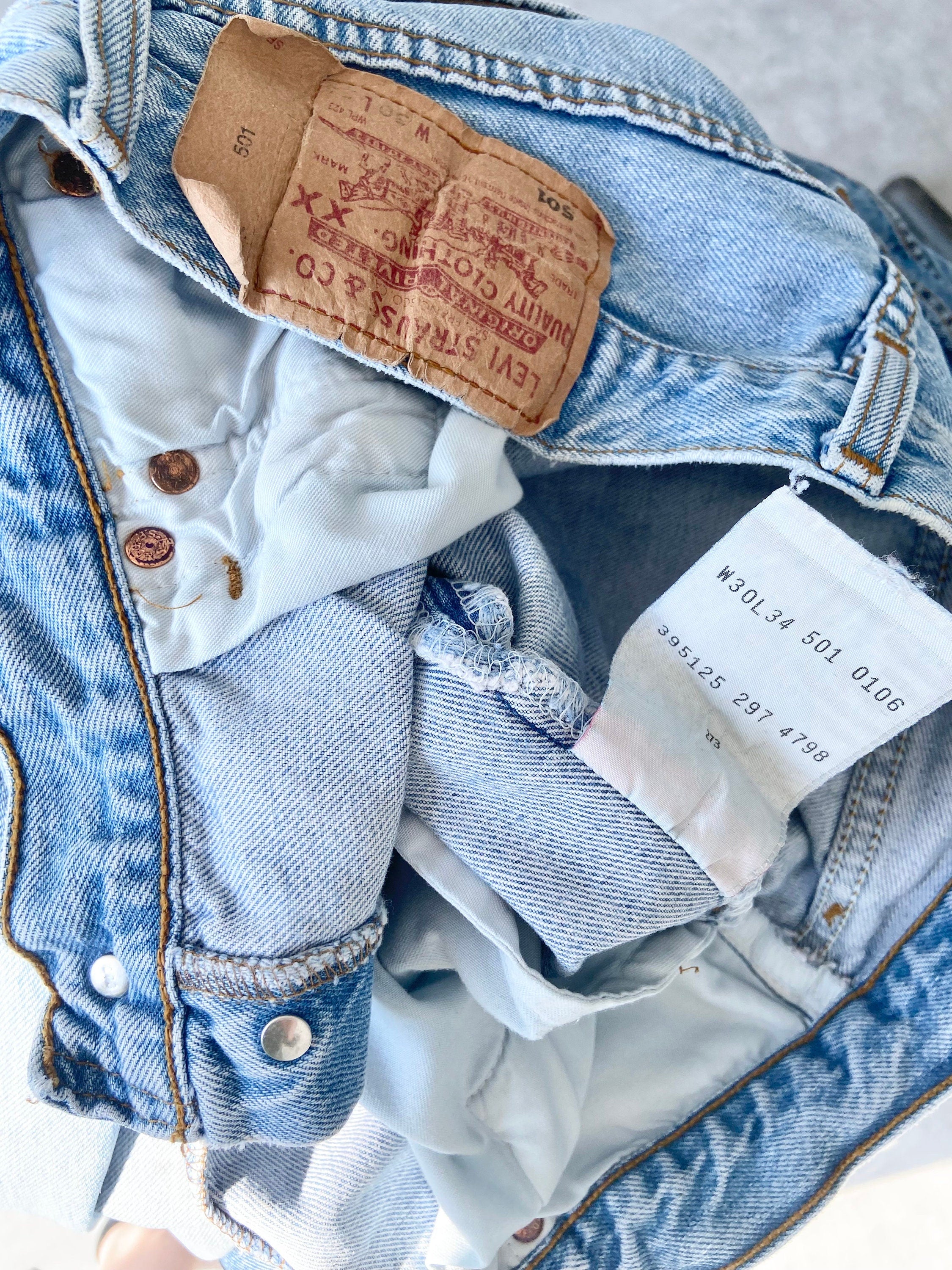 Vintage Levi’s 501 w29 L33 made in 1998  stone Wash paint distressed faded vintage 501s