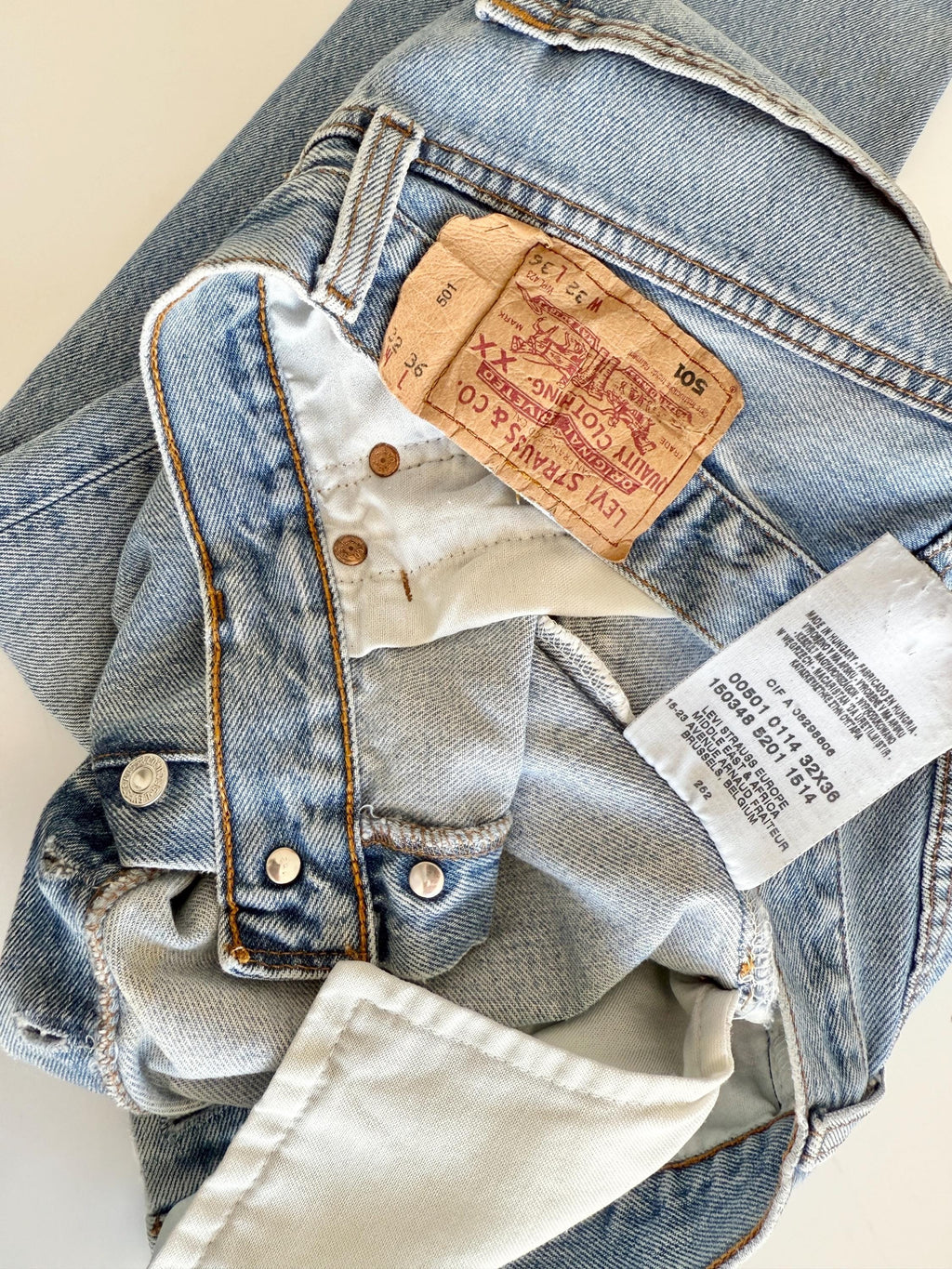 W30 L29 Levis 501 vintage 29-30” measured waist medium light blue worn out marks y2k made in Hungary wallet mark