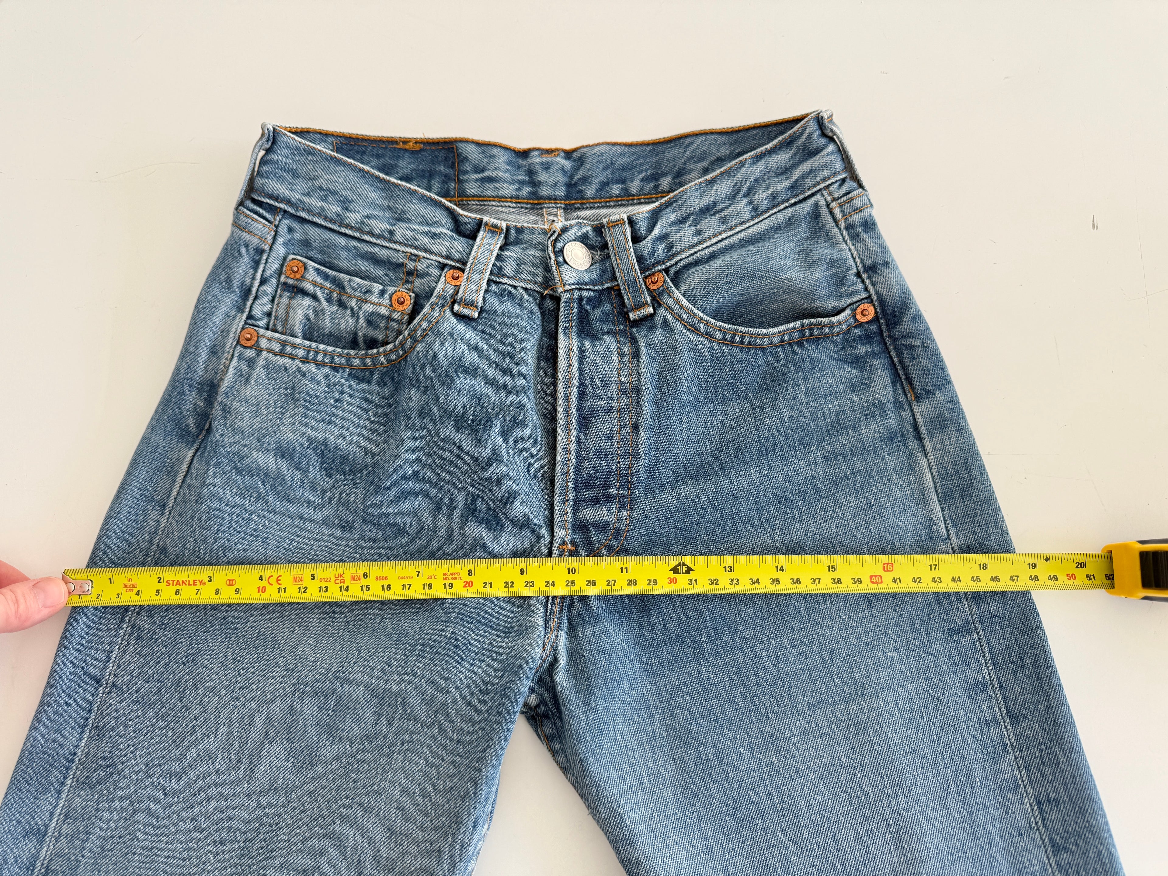 W24 L30 vintage Levis 501 23-24” medium blue 90s Levi’s 501s