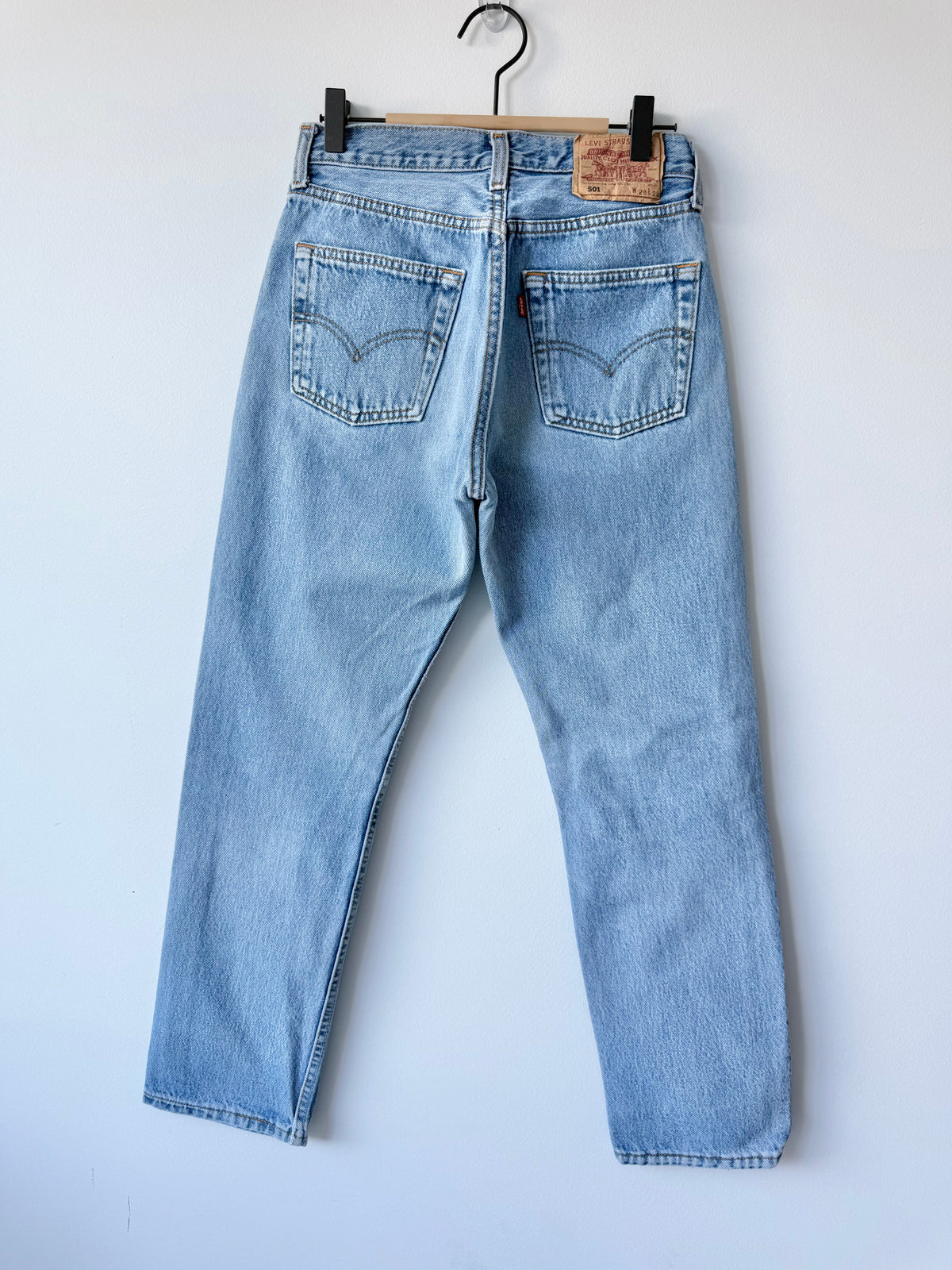 W25 L28 vintage Levis 501 medium blue faded 25” measured waist 90s levis 501s