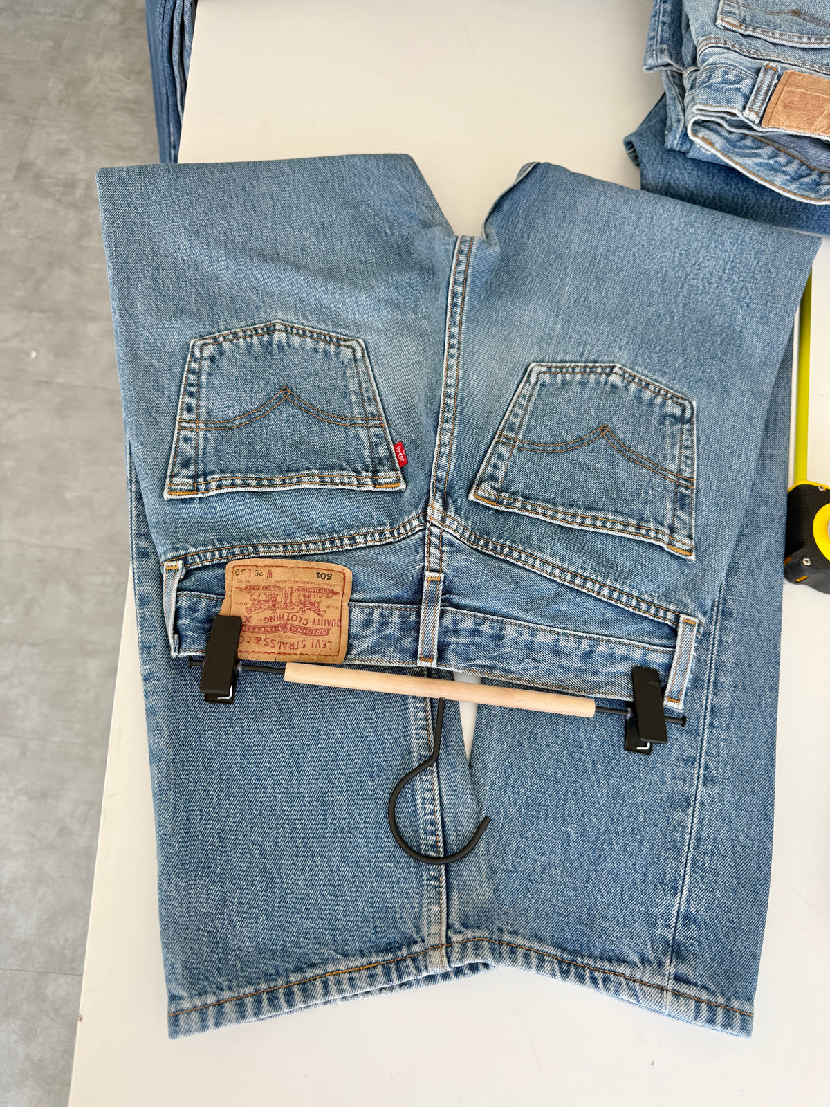 W25 L29 vintage Levis 501s 25” measured medium blue fade 501s 90s