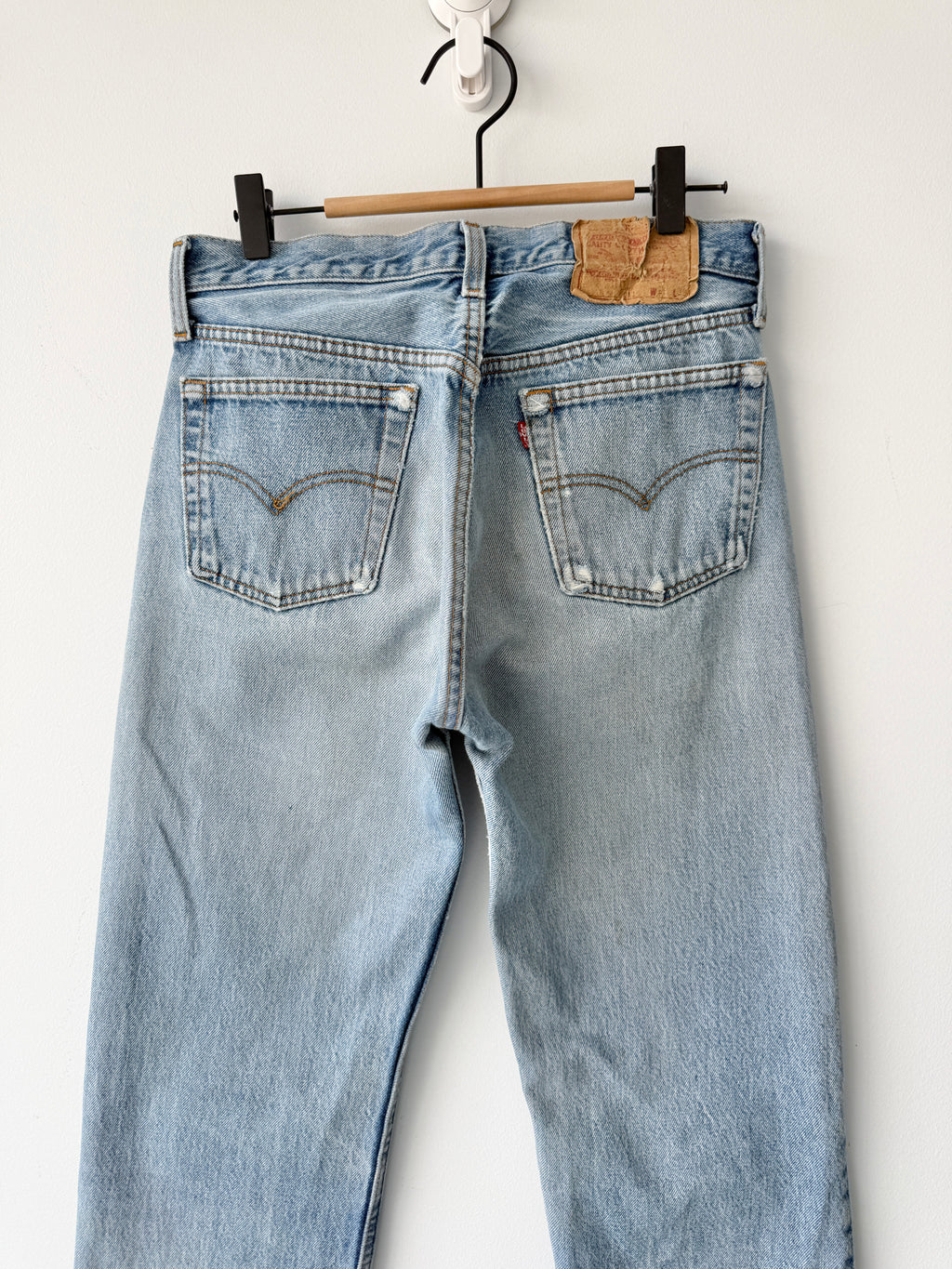 W28 L35 vintage Levis 501 27/28” measured medium light faded blue denim 80s Levi’s 501s