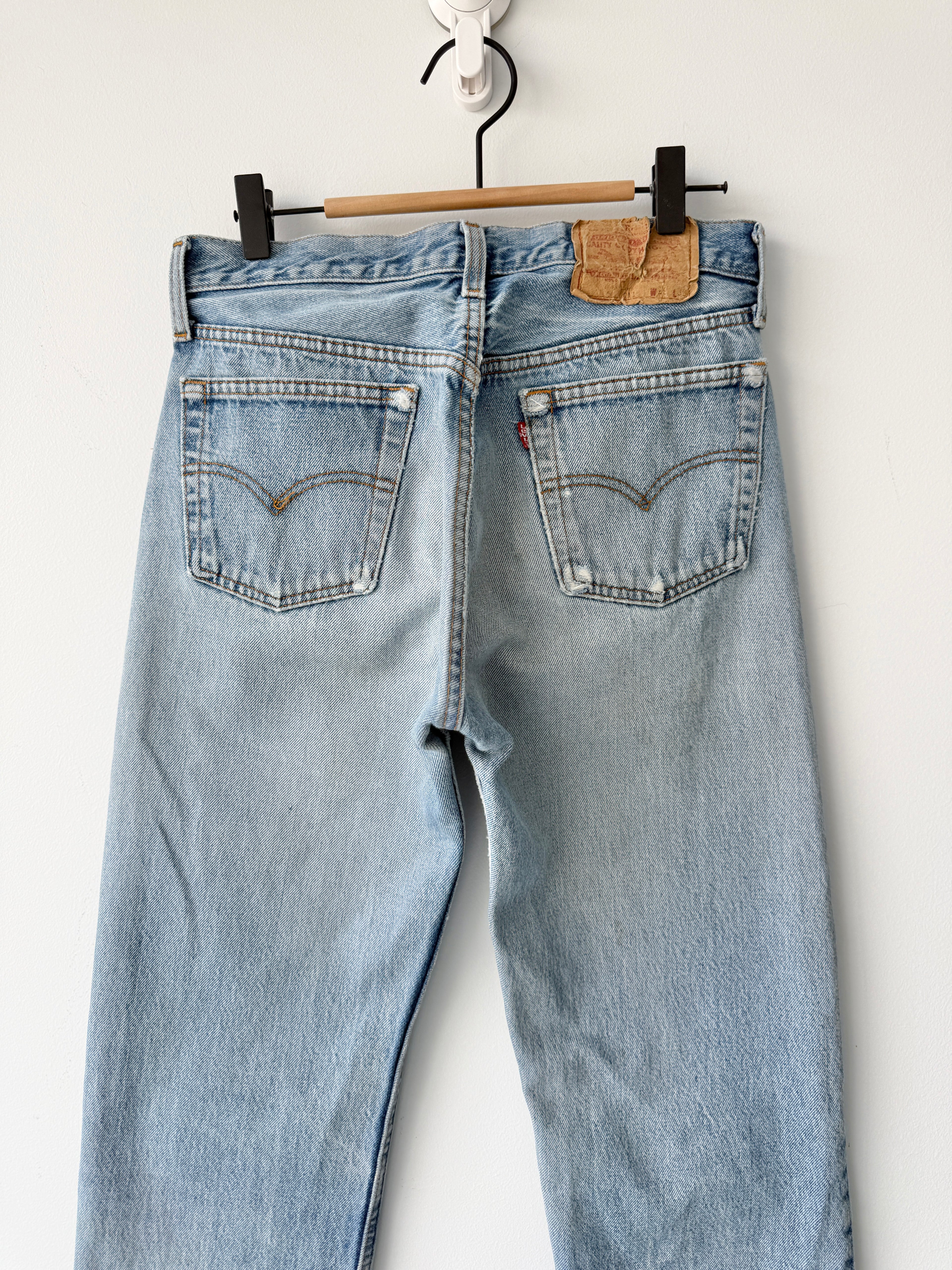 W28 L35 vintage Levis 501 27/28” measured medium light faded blue denim 80s Levi’s 501s
