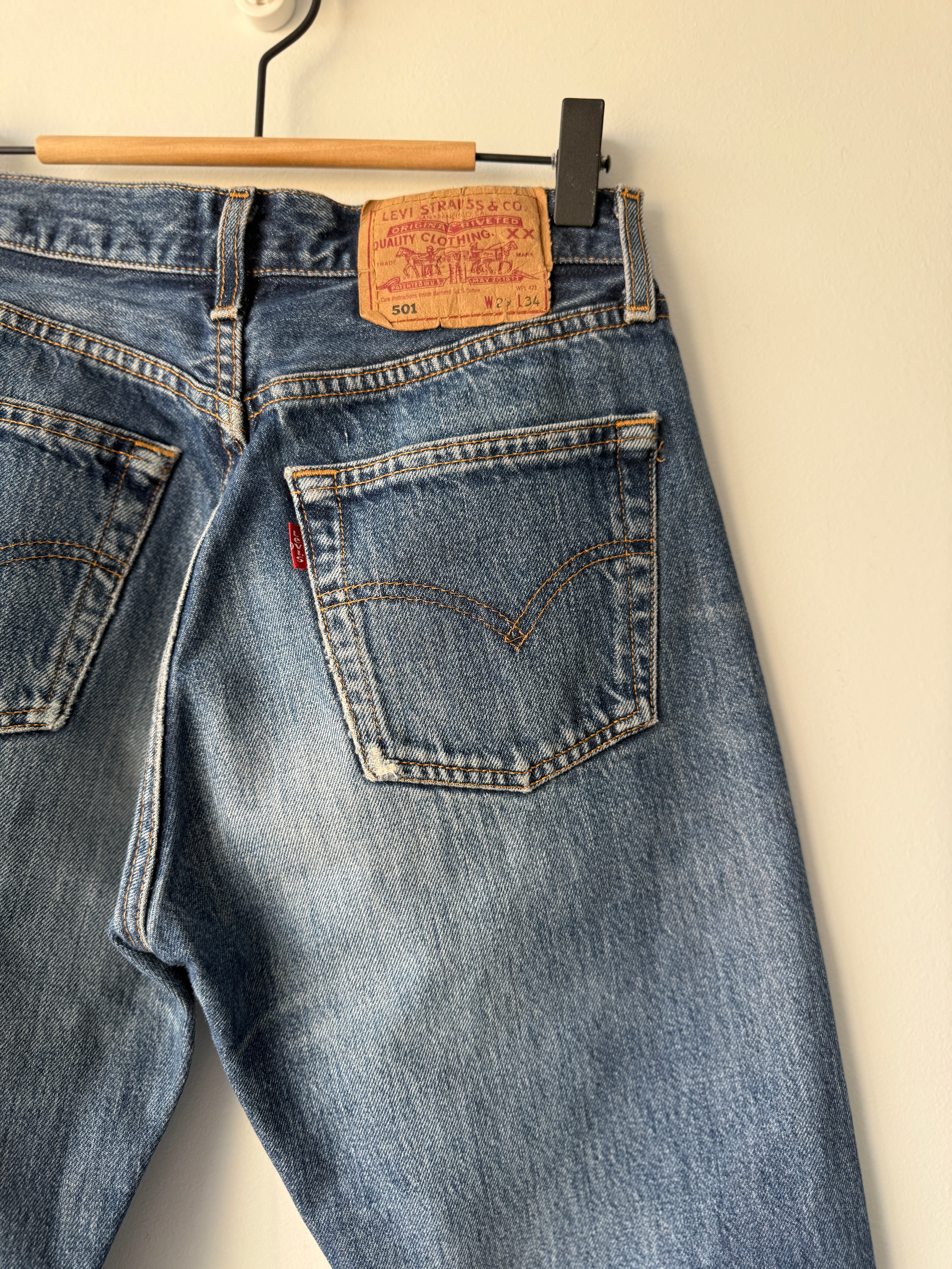 W27 L32 vintage Levis 501 26-27” measured dark blue denim made in 90s flare