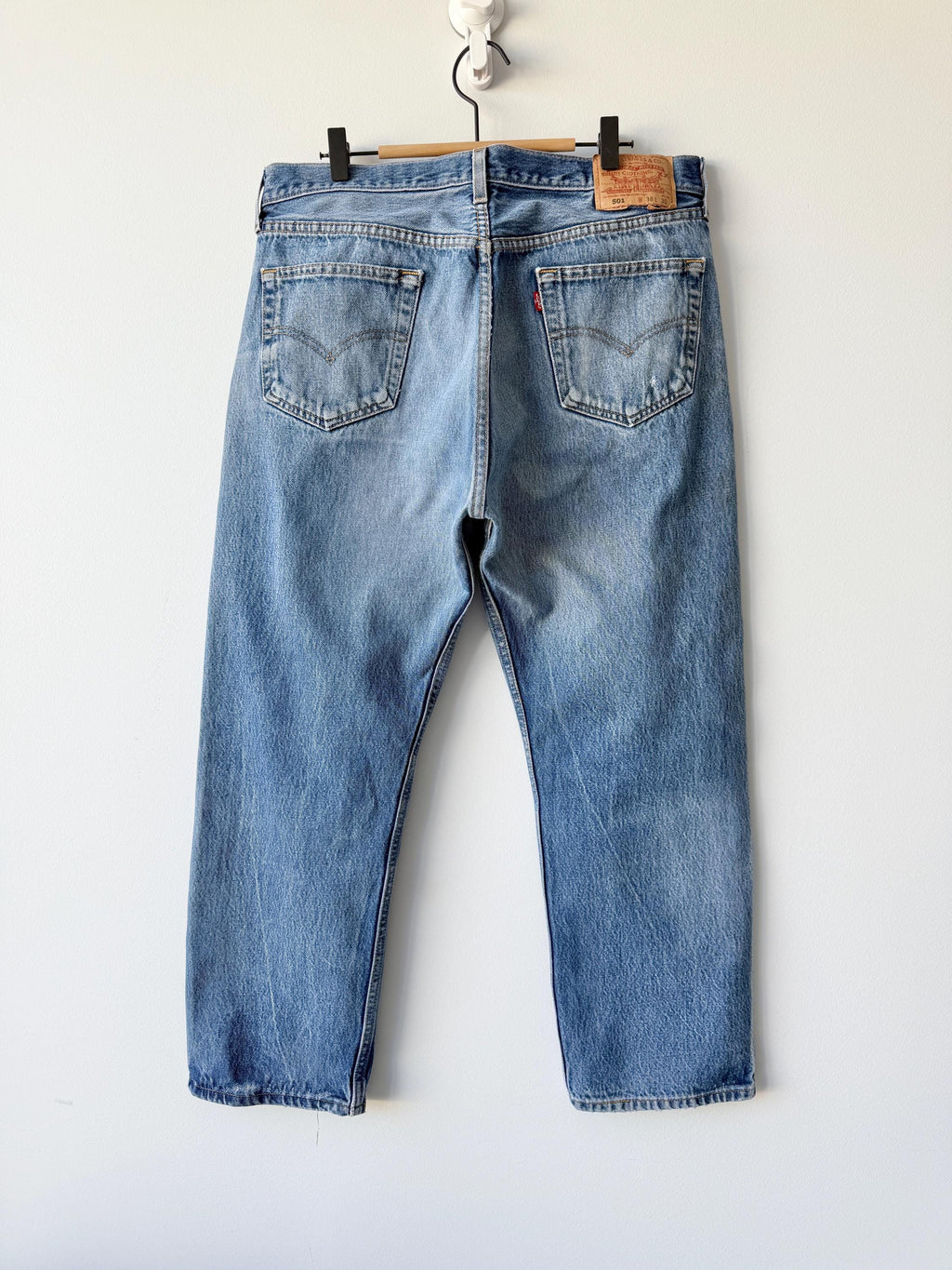 W36 L27 Levis 501 vintage 35-36” measured waist made in Y2K