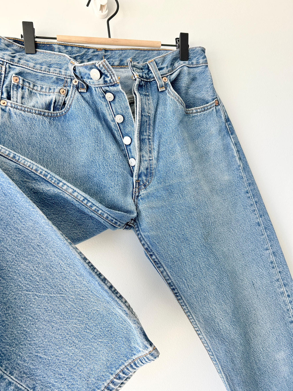 w29 L31 Levis 501 vintage Levi’s medium blue straight leg Levi’s 501 made in USA vintage Levi’s 501  (29” waist)