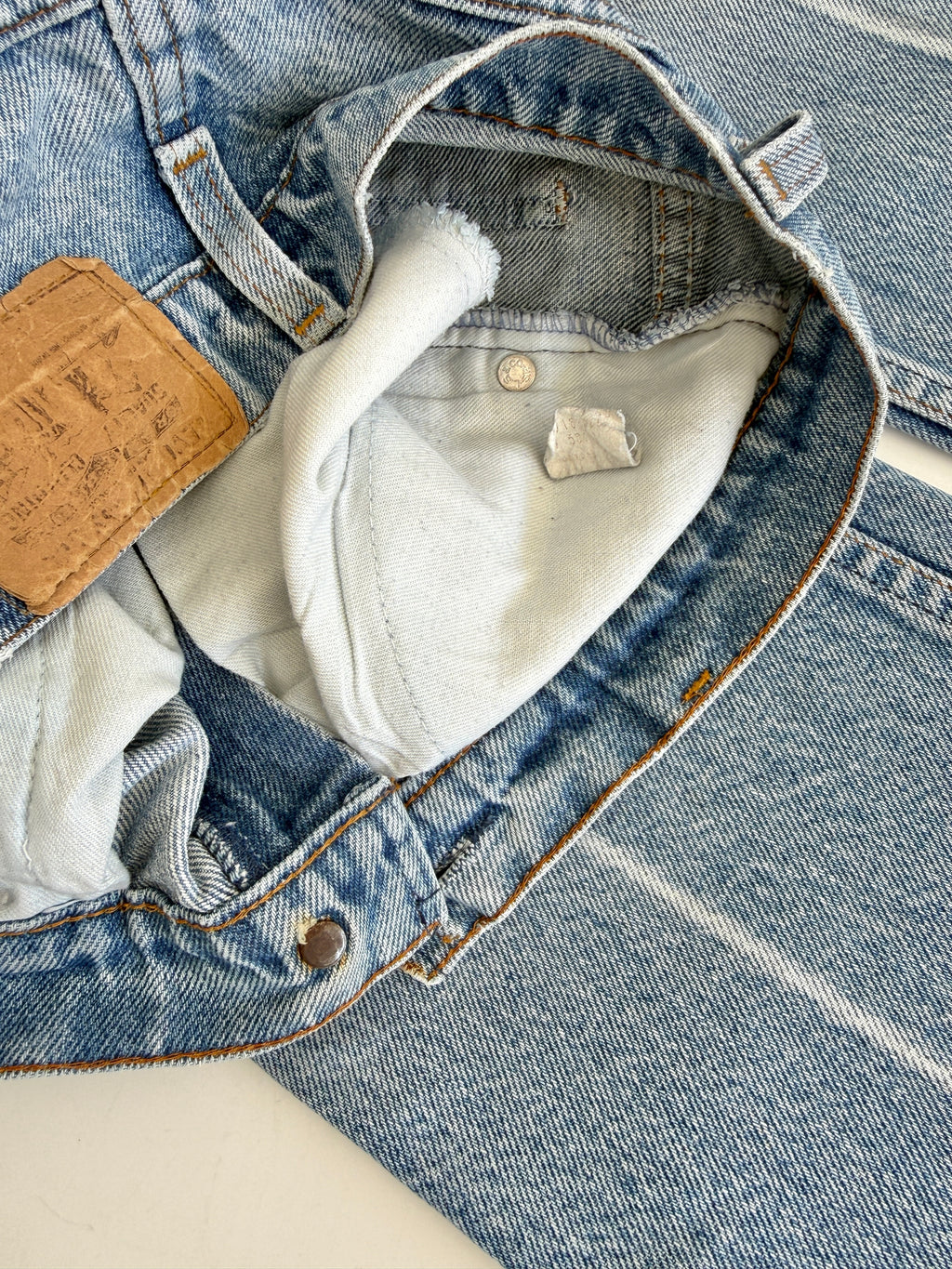 W25 L30 vintage Levis 716 25” measured waist light faded blue USA 70s 716s