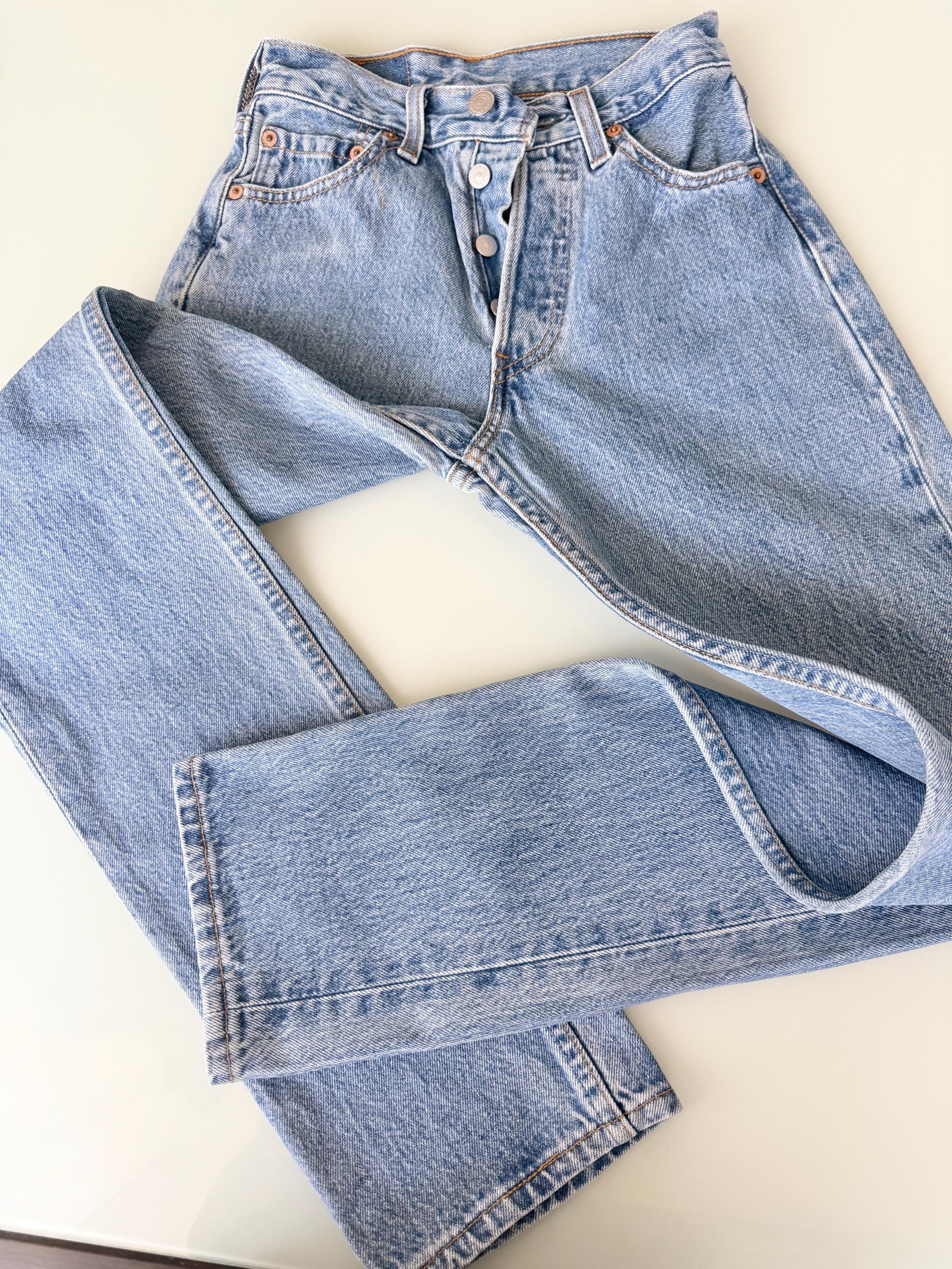 W22 L32 Levis 501 vintage 21-22” measured waist medium dark blue made in USA tag for women 90s hol