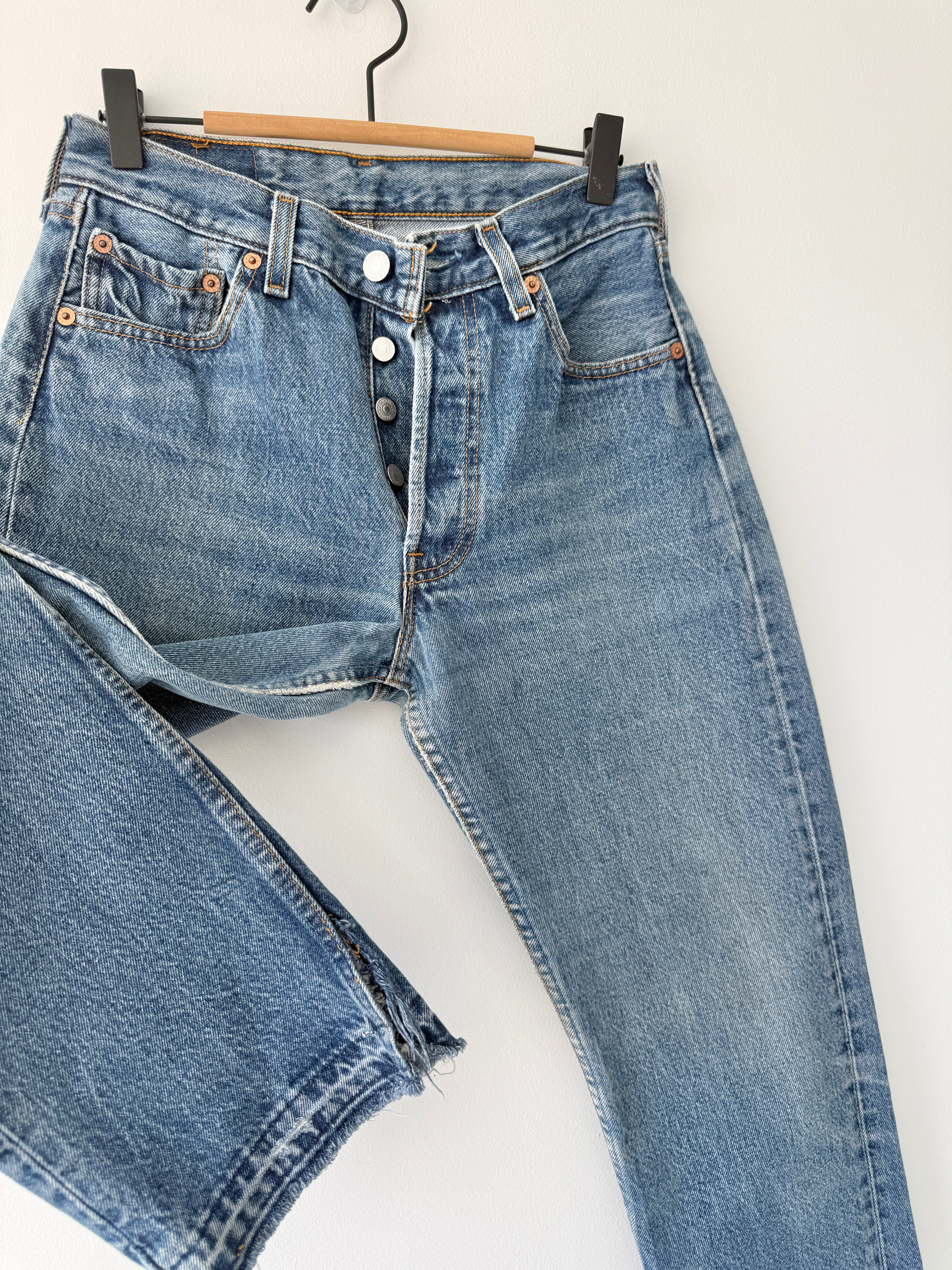 W26 L29 vintage Levis 501s 25/26” medium blue denim Levi’s 501s student fit 90s USA