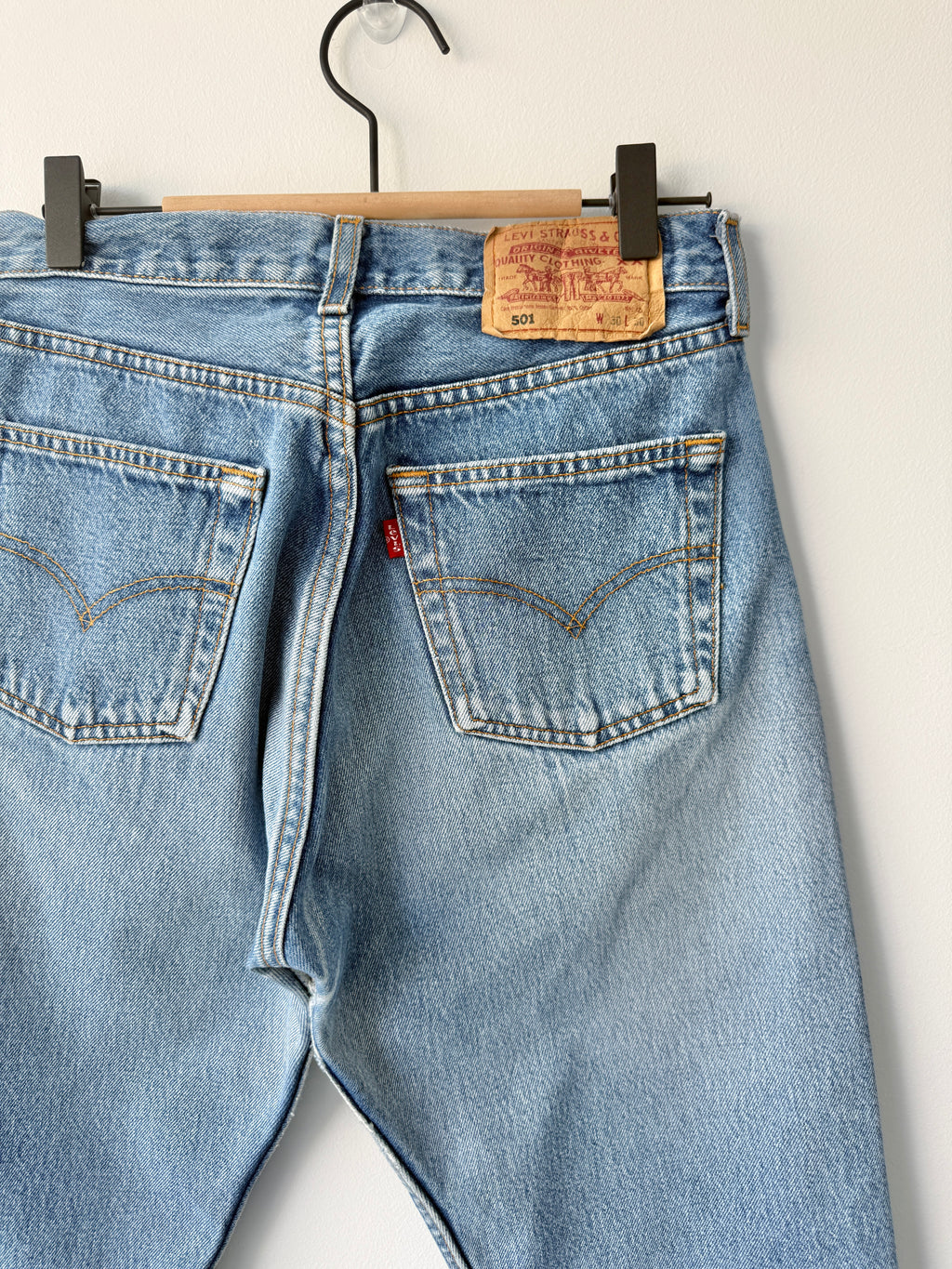 W28 L28 vintage Levis 501 medium blue 26/28” measured waist 501s Y2K