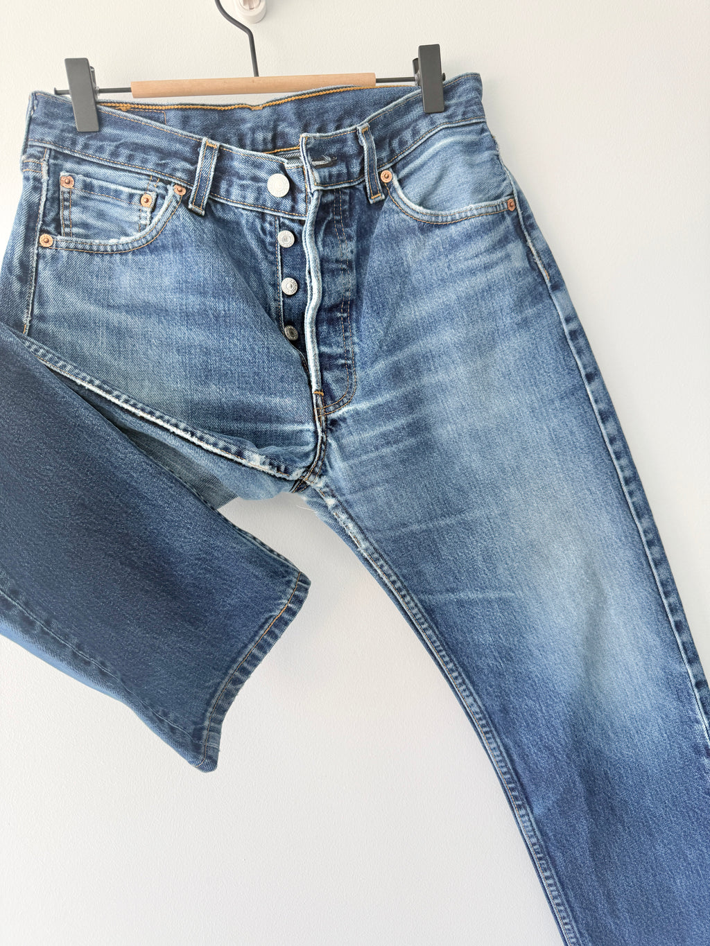 W28 L28 vintage Levis 501 27-28” measured dark blue faded denim Y2K 501s wallet mark