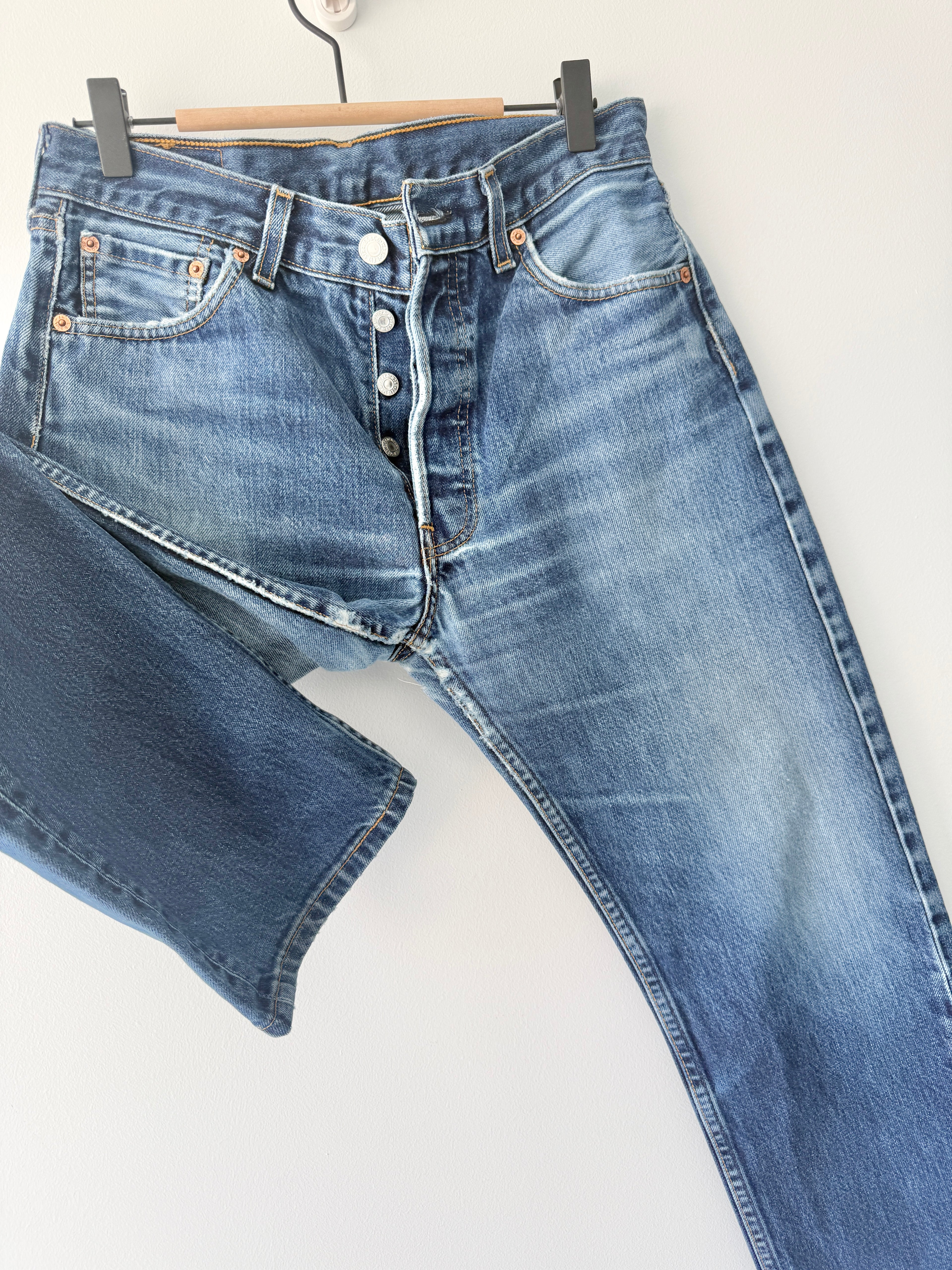 W28 L28 vintage Levis 501 27-28” measured dark blue faded denim Y2K 501s wallet mark