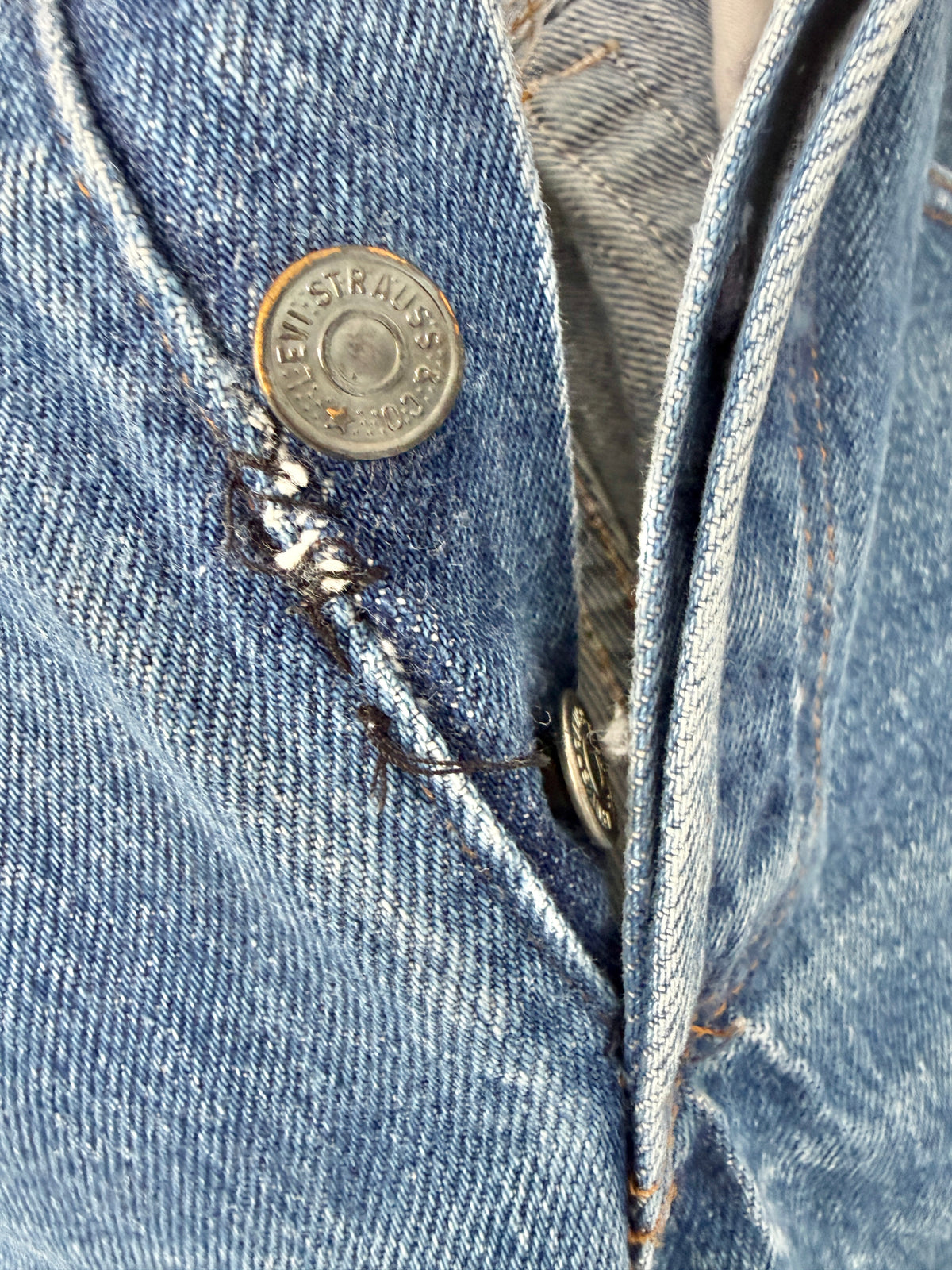 W26 L29 vintage Levis 501 dark faded blue 25/26” measured waist 501s 80s USA