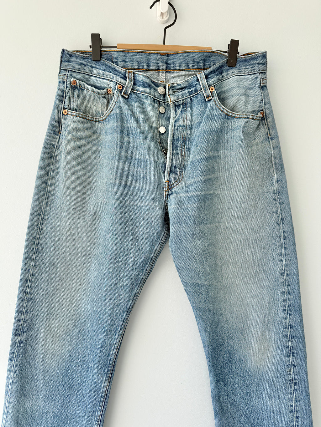 W32 L29 vintage Levis 501 31/32” measured medium blue denim Y2K Levi’s 501s wallet mark