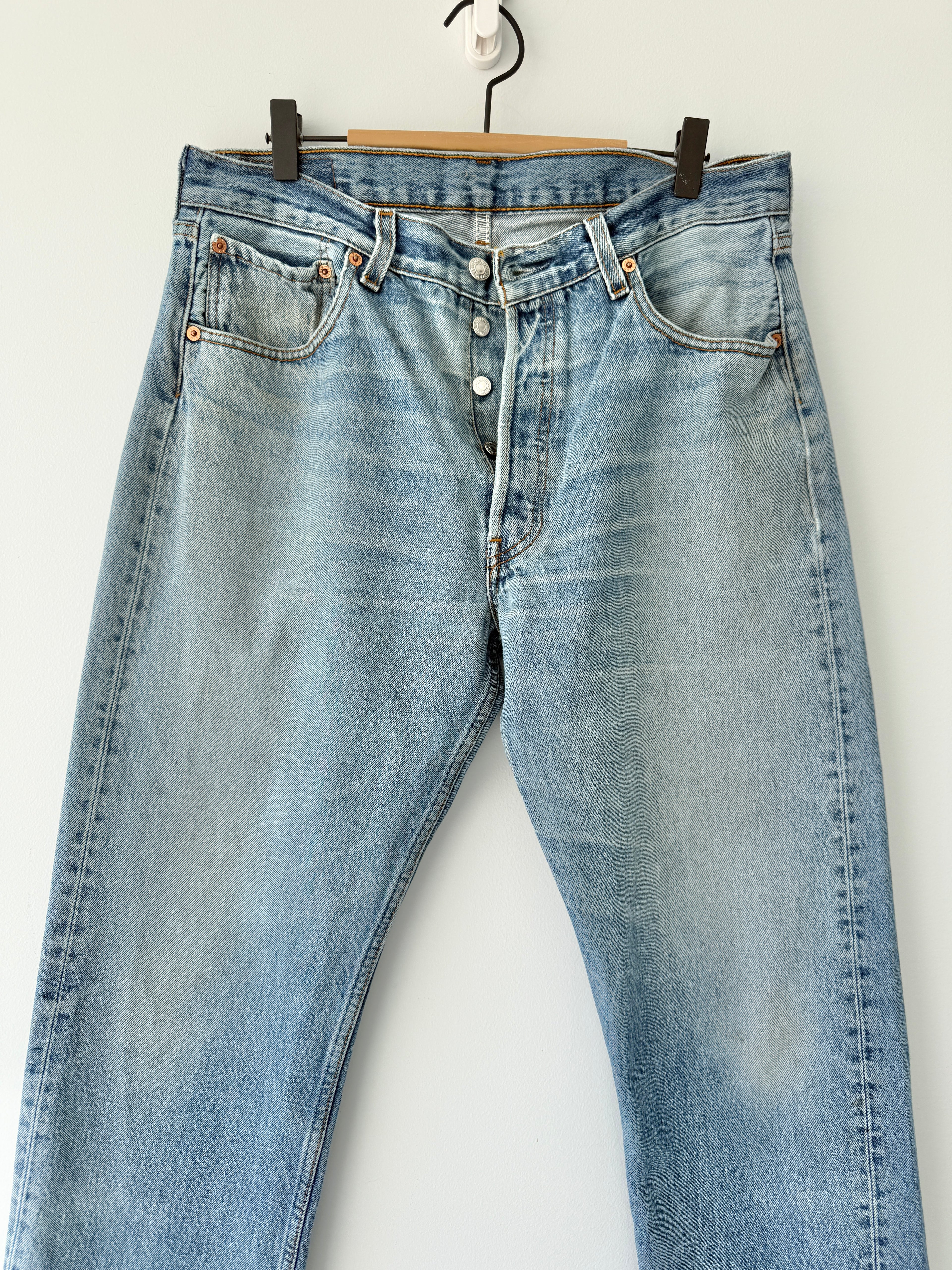 W32 L29 vintage Levis 501 31/32” measured medium blue denim Y2K Levi’s 501s wallet mark