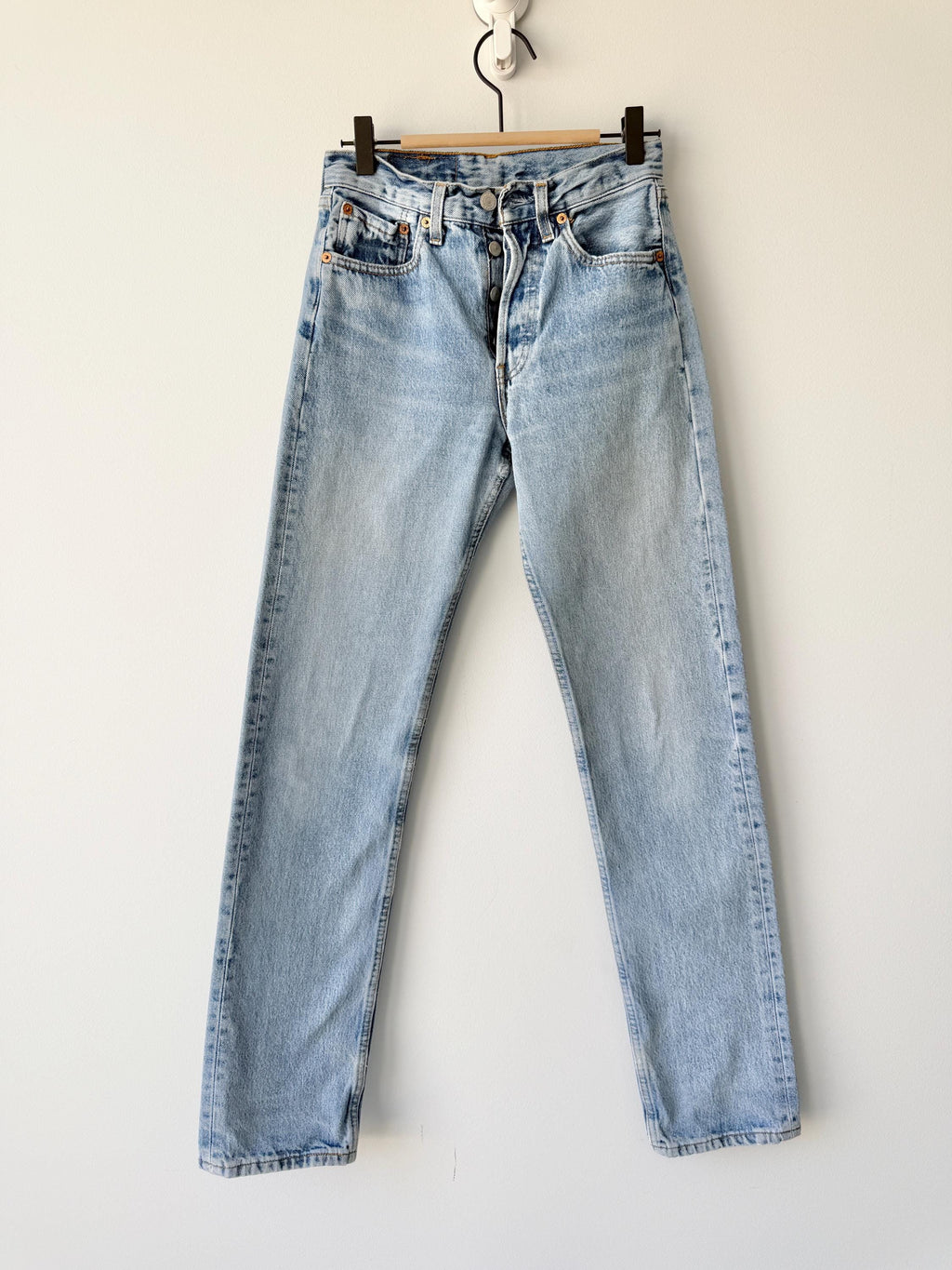 W25 L32 Levis 501 vintage 24-25” waist medium light blue 501s made in France 90s