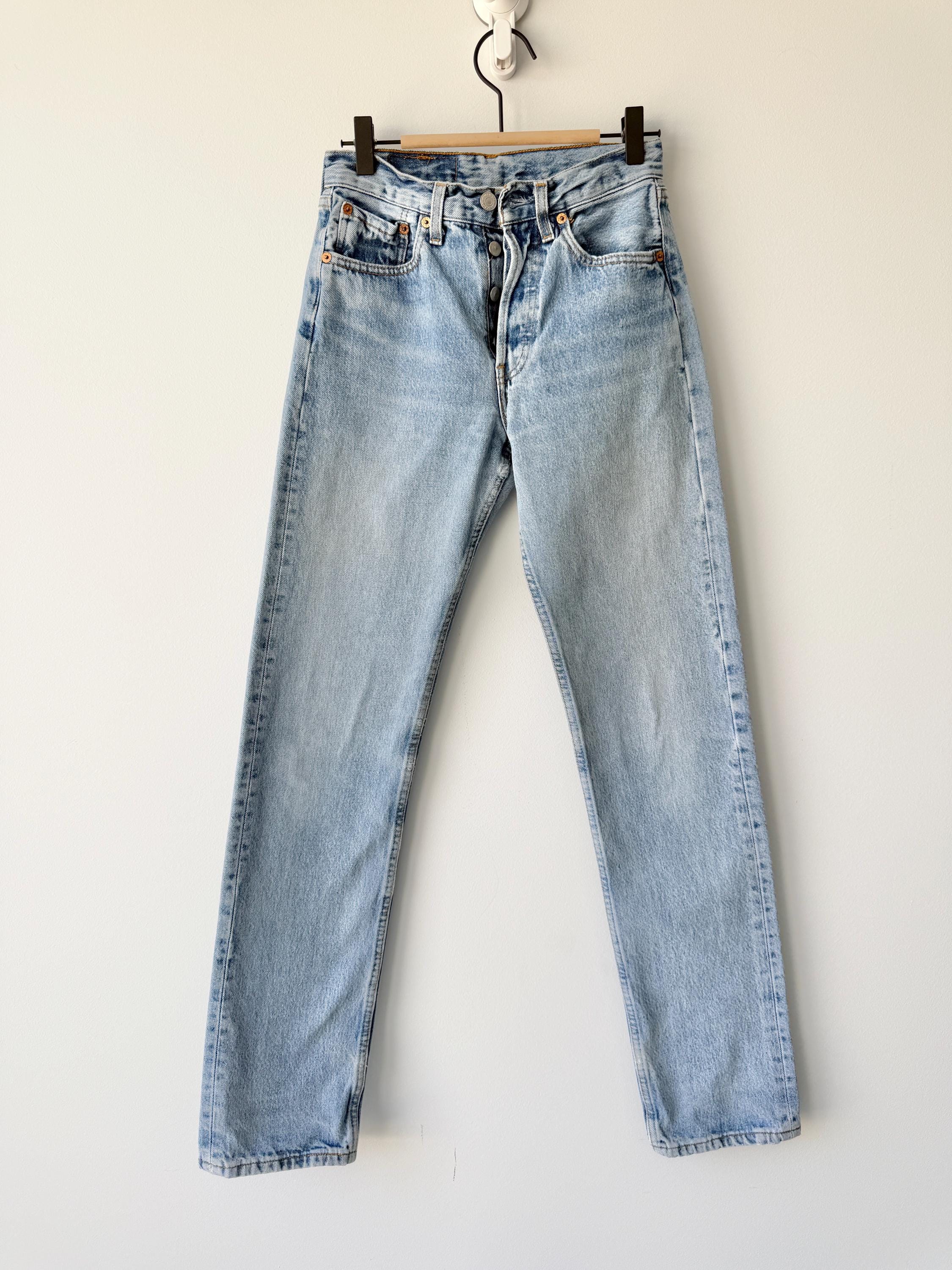 W25 L32 Levis 501 vintage 24-25” waist medium light blue 501s made in France 90s