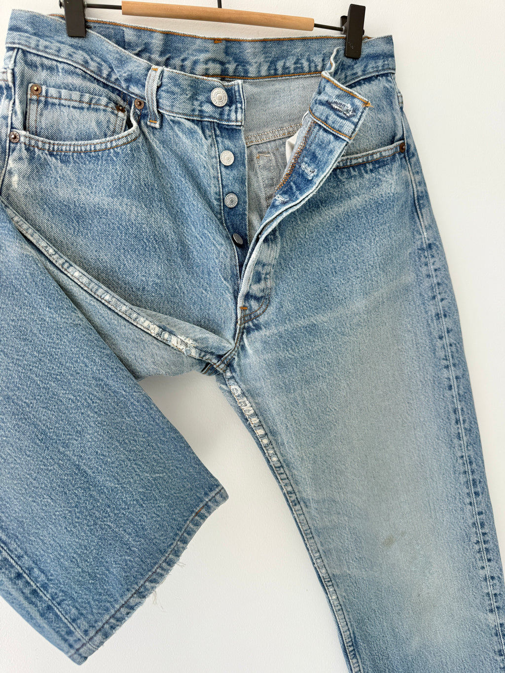W31 L29 vintage Levis 501 30/31” measured waist medium faded blue 501s early 90s USA