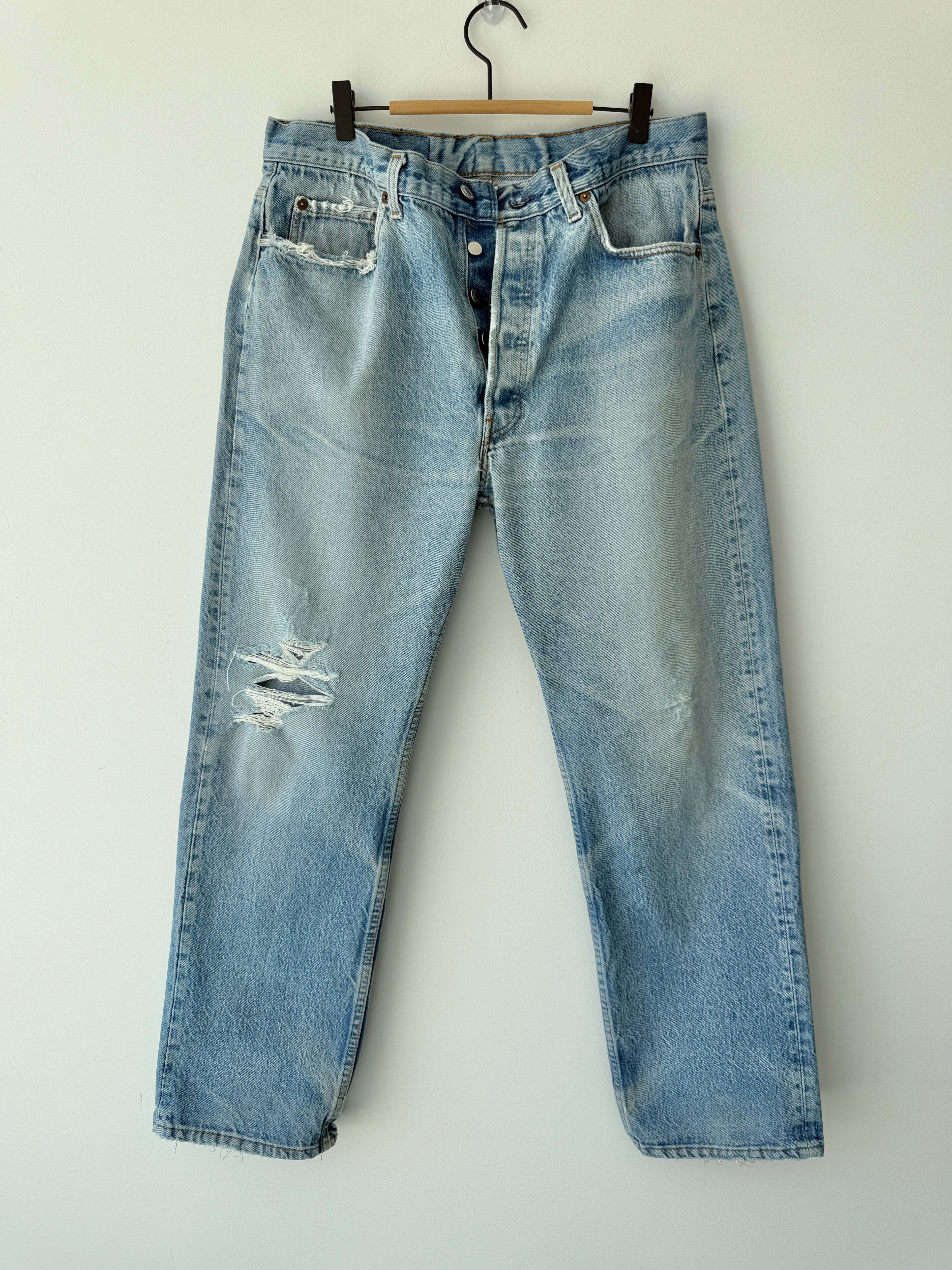 Soft denim W34 L29 vintage Levis 501 33/34” measured waist light faded blue distressed USA 90s 501s
