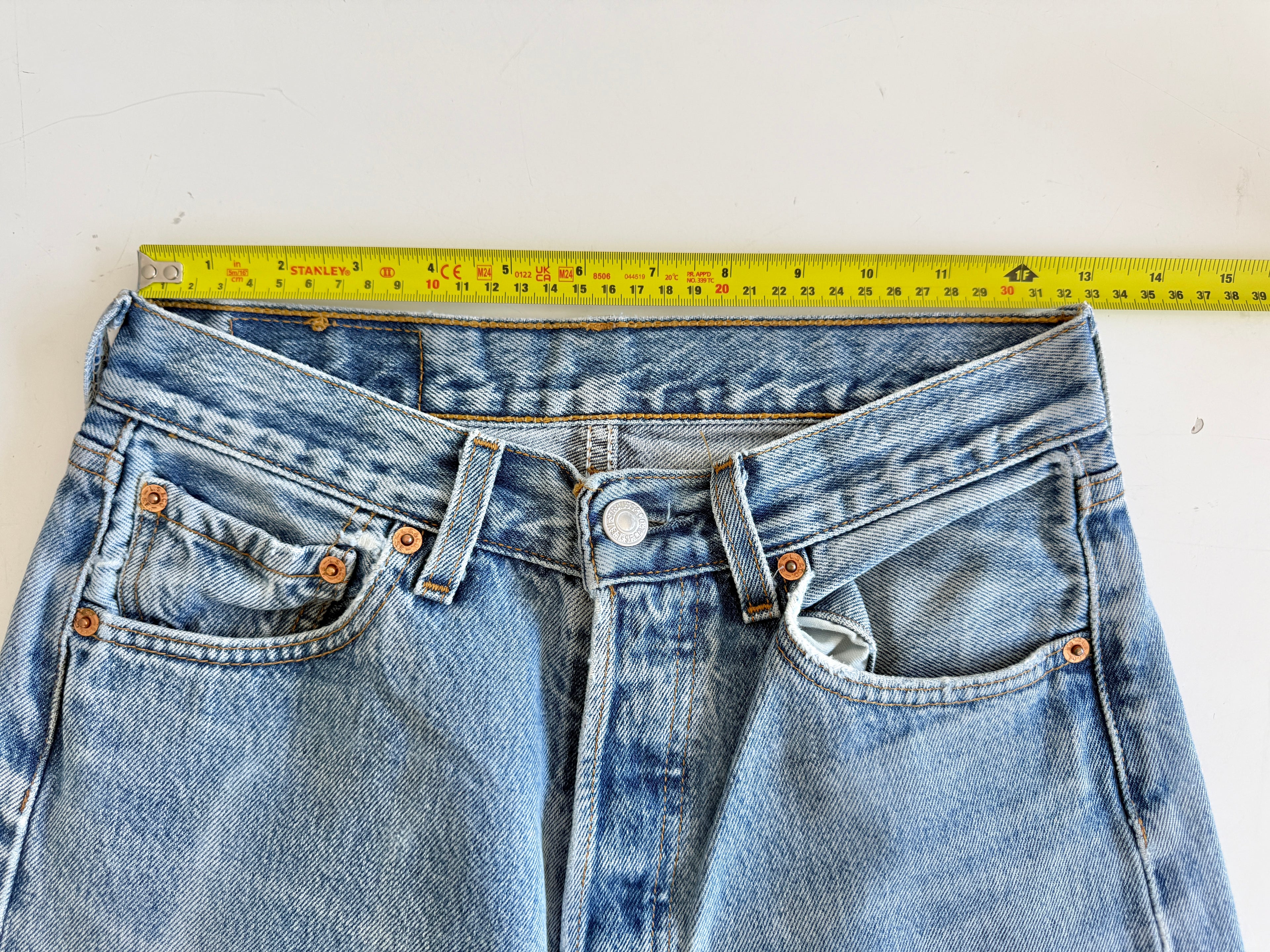 W26 L31 vintage Levis 501 25/26” measured waist medium light blue 501s Y2K wallet mark and cool fades nl