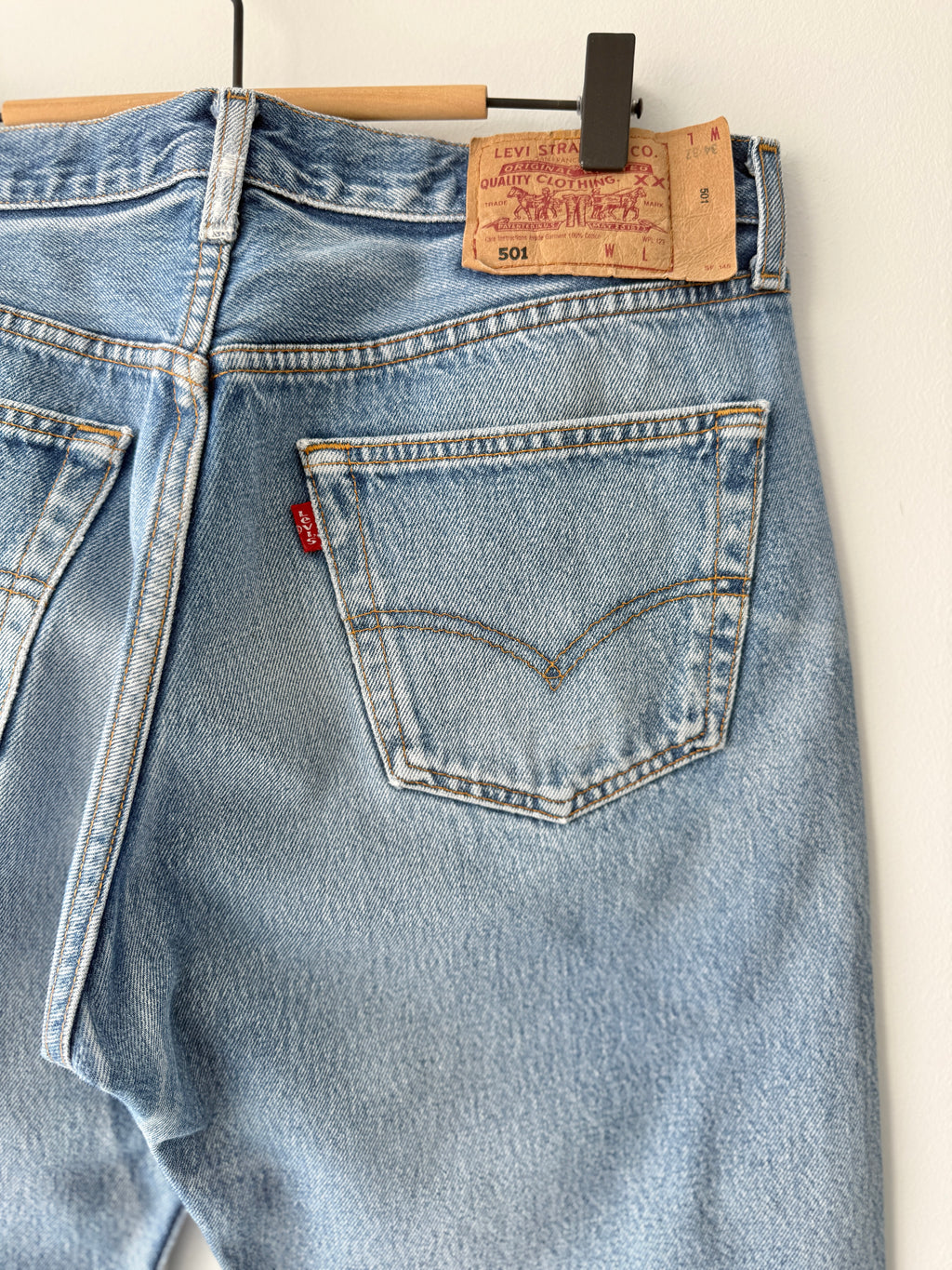W32 L30 vintage Levis 501 31-32” measured waist faded medium blue made in y2k