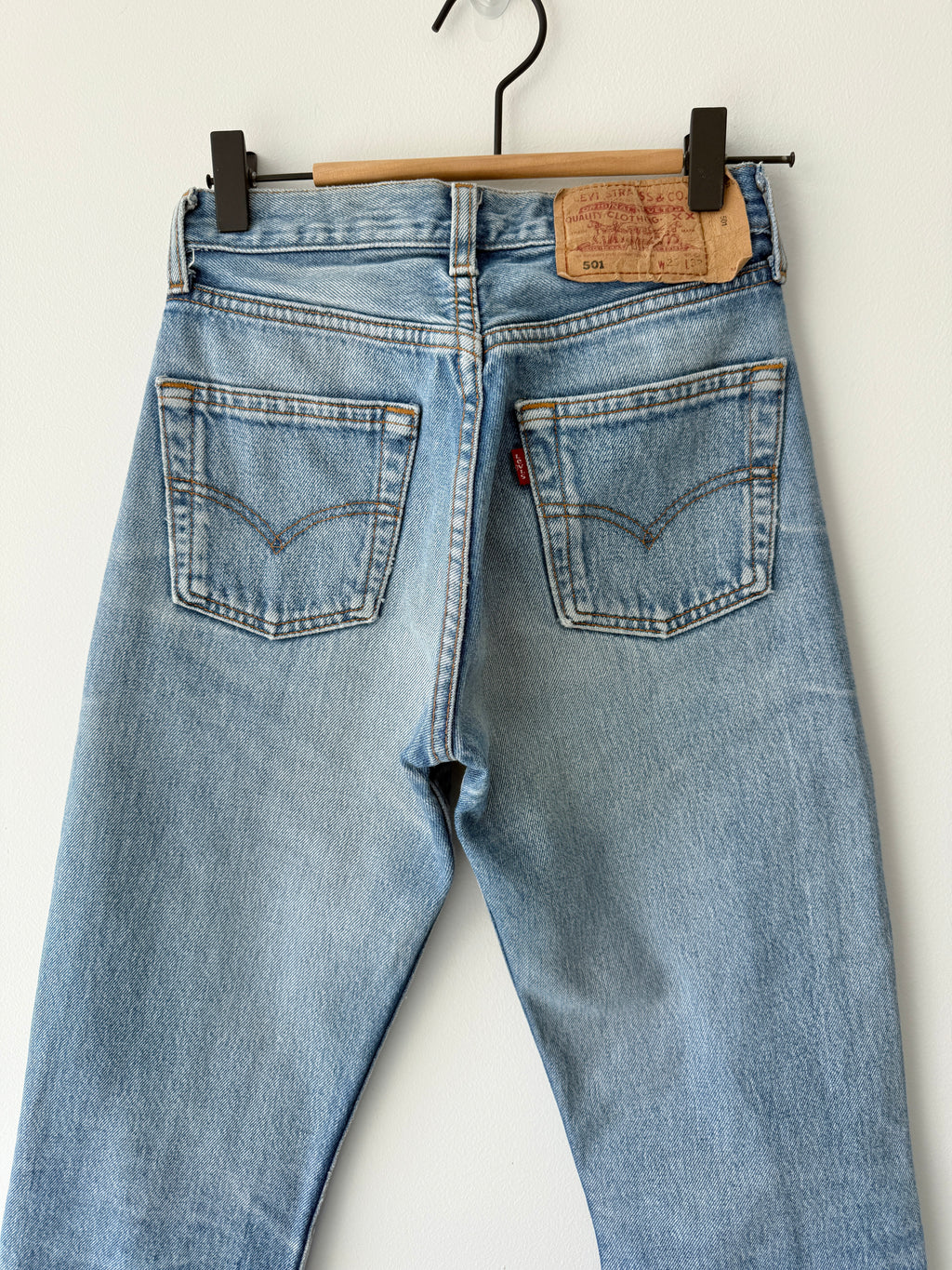 Soft W23 L29 vintage Levis 501 22-24” measured waist medium faded whisker blue 501s 90s