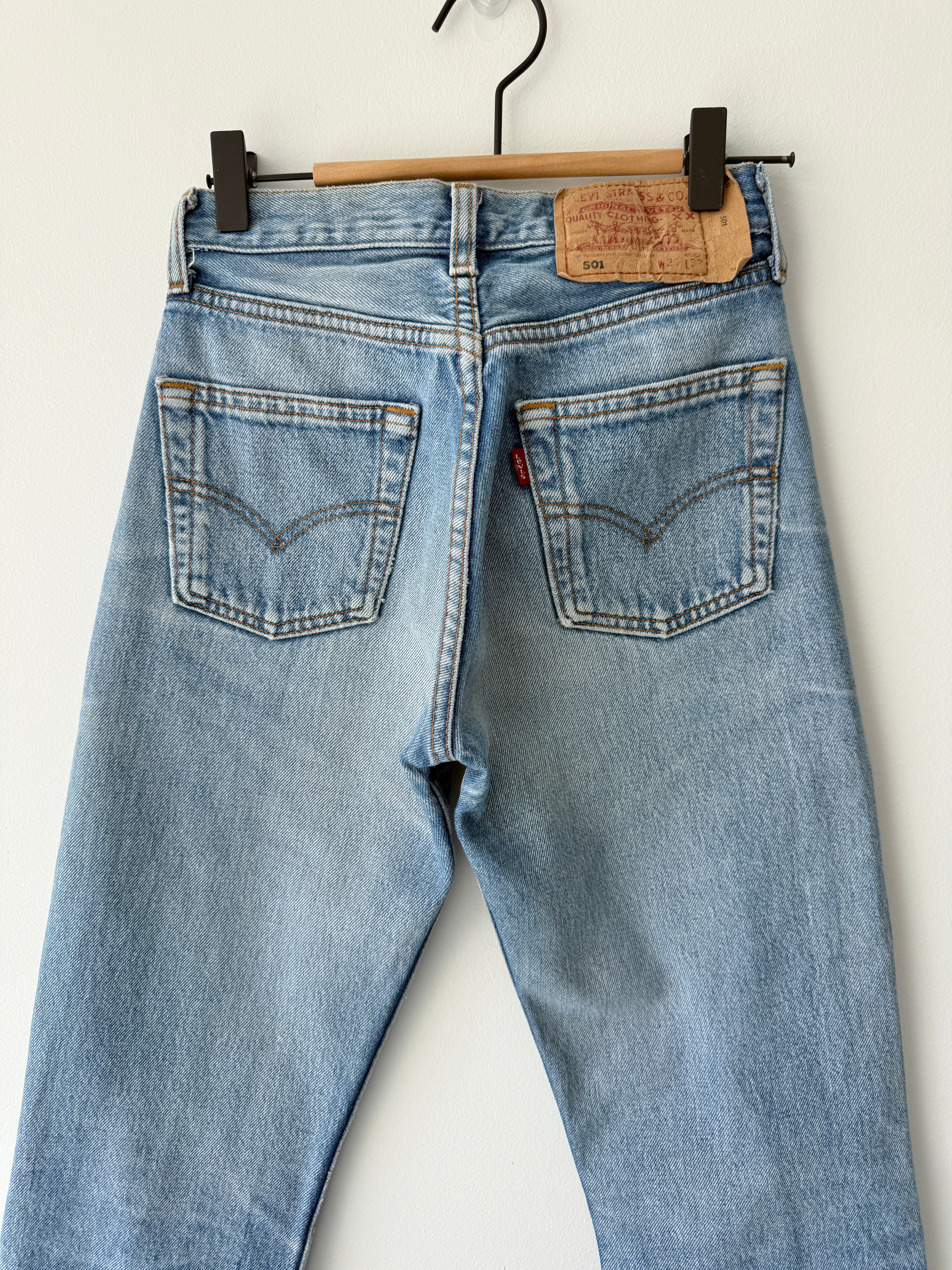 Soft W23 L29 vintage Levis 501 22-24” measured waist medium faded whisker blue 501s 90s