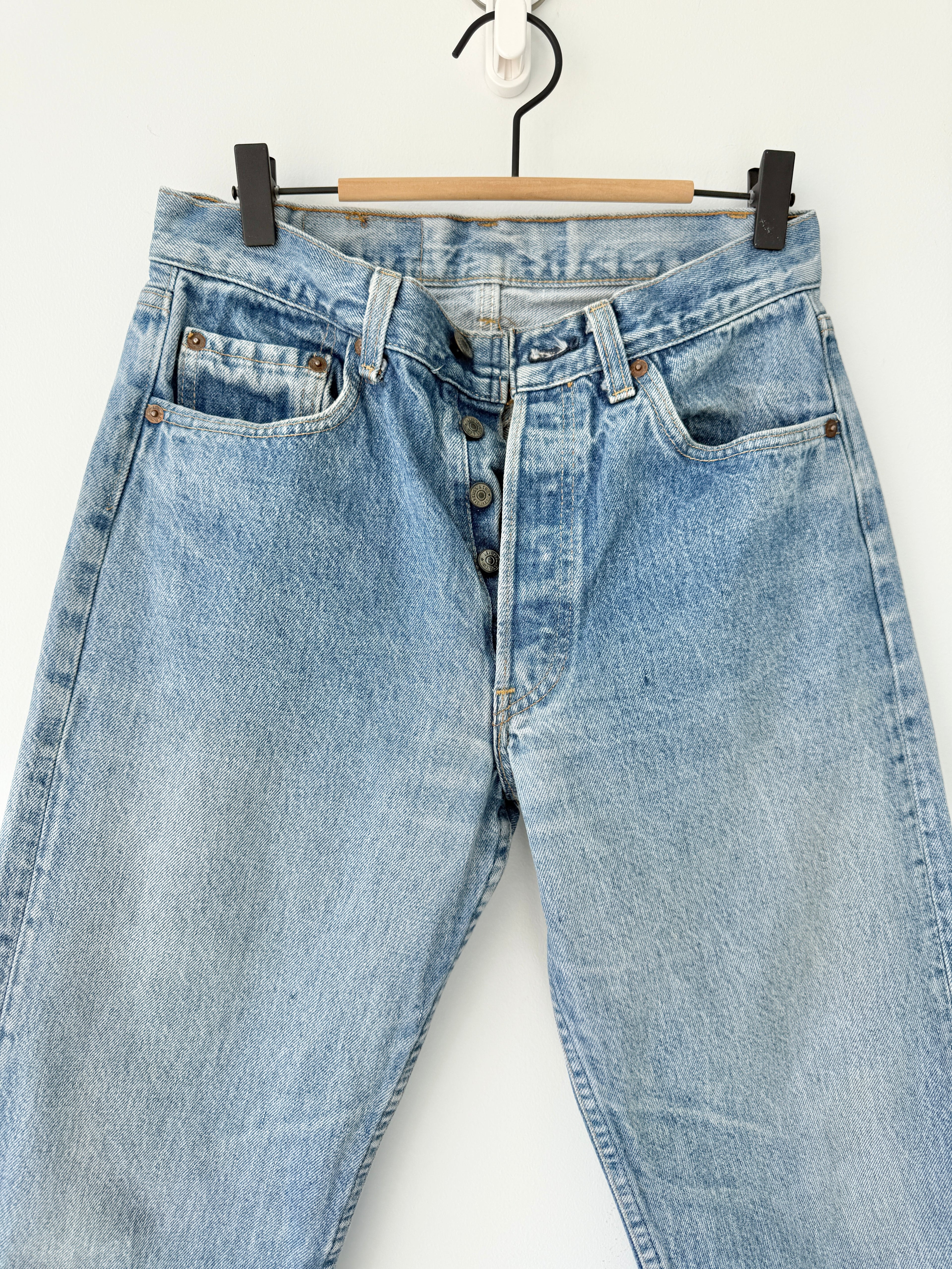 W28 L26 vintage Levis 501 26/28” measured medium faded blue denim 80s Levi’s USA 501s