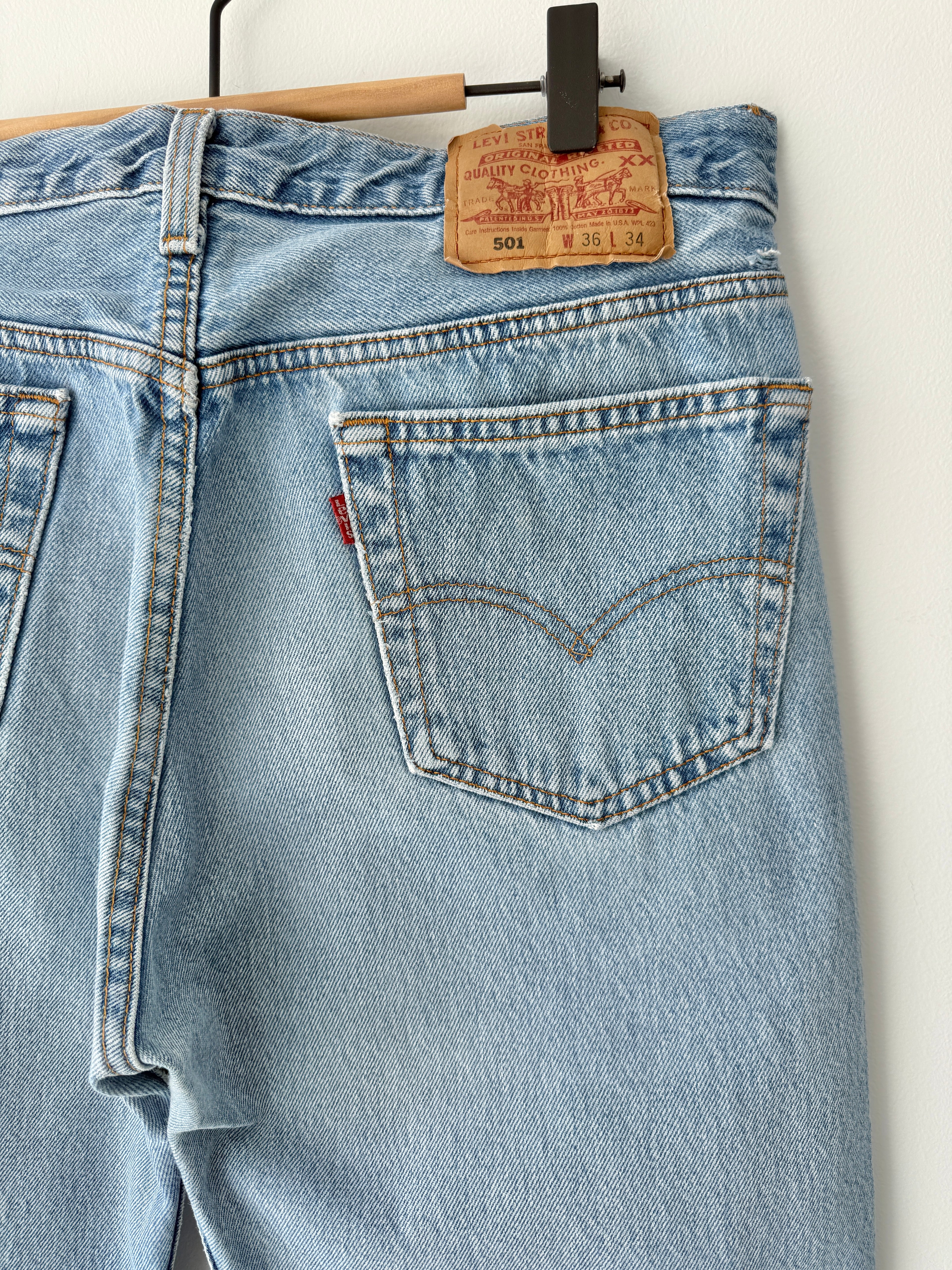 W33 L32 vintage Levis 501 32/33” measured waist medium blue 90s USA  501s
