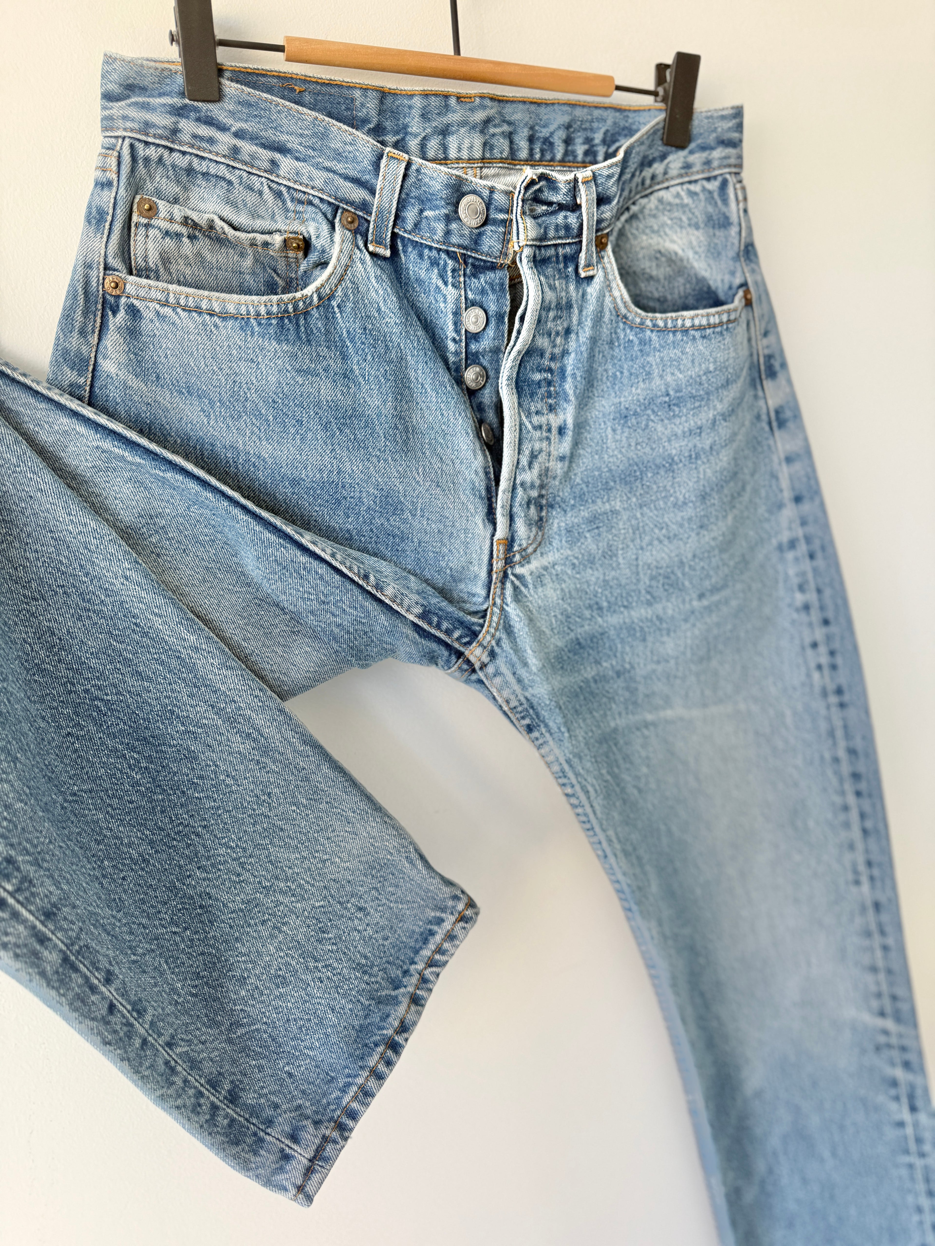 W29 L34 vintage Levis 501 28-29” measured medium faded blue 80s Levi’s 501s