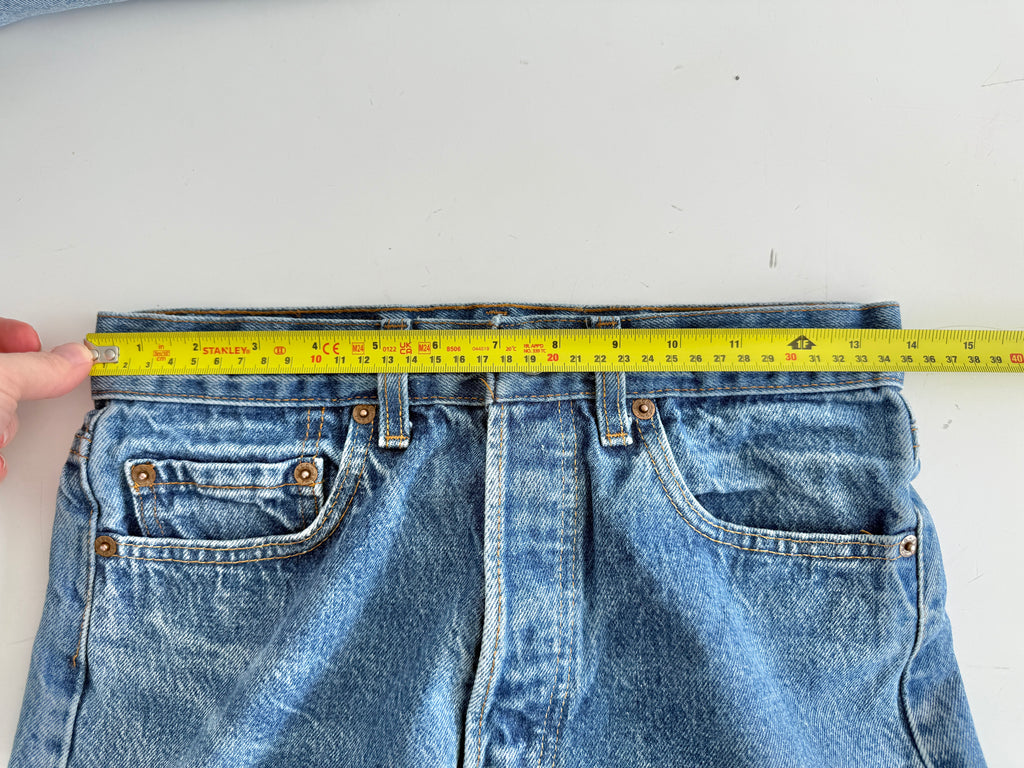 W26 L24 vintage Levis 501 25/26” dark blue faded Levi’s 501s USA 80s