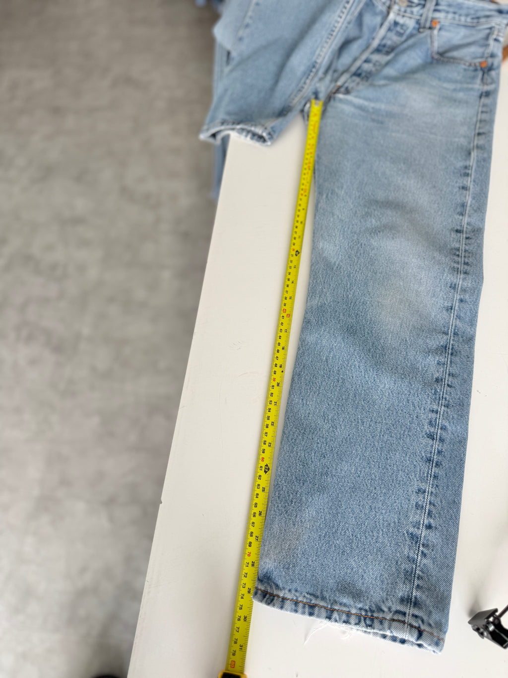 W31 L29 vintage Levis 501 31” measured unique faded blue denim 90s Levi’s 501s