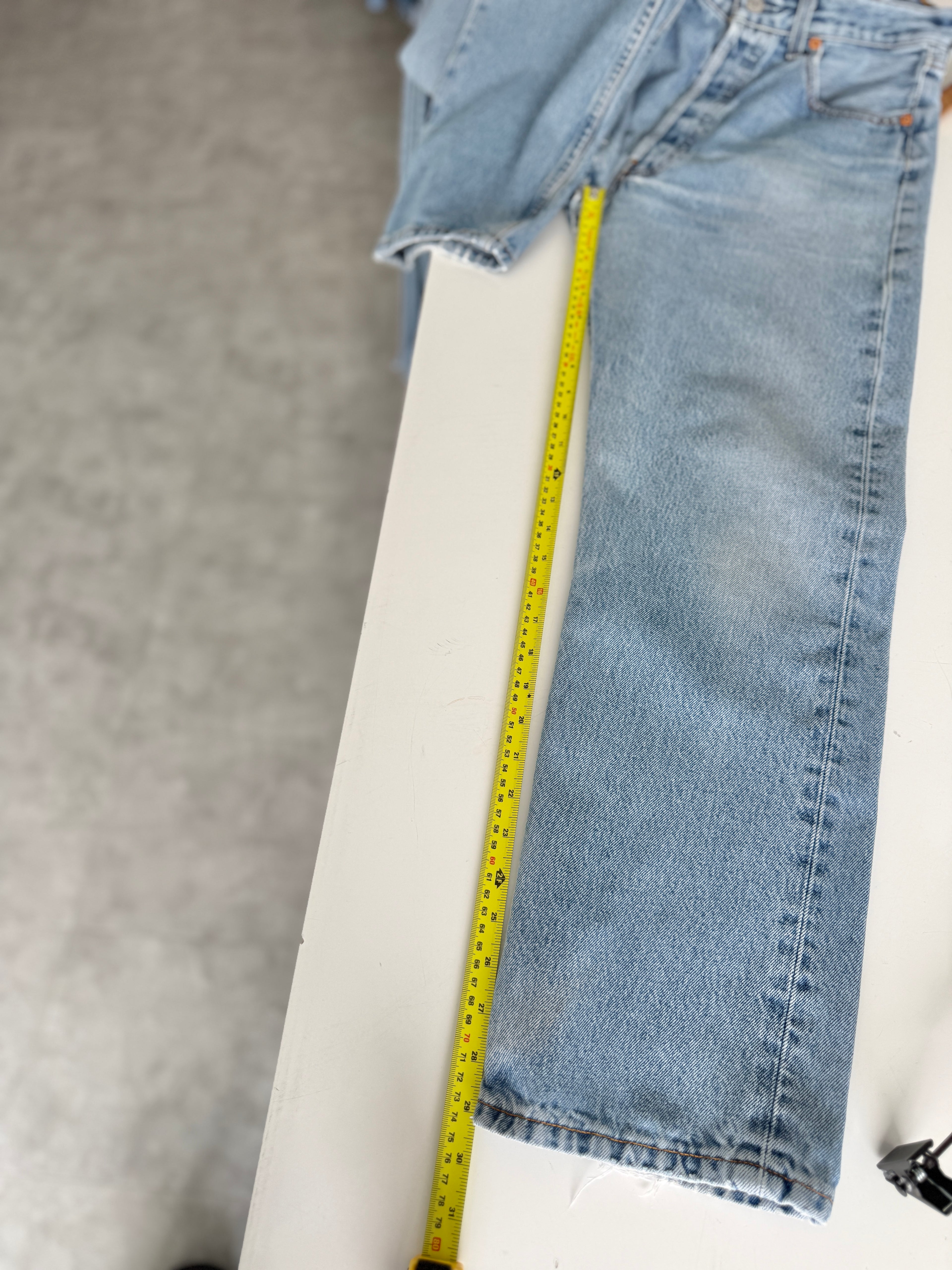 W31 L29 vintage Levis 501 31” measured unique faded blue denim 90s Levi’s 501s