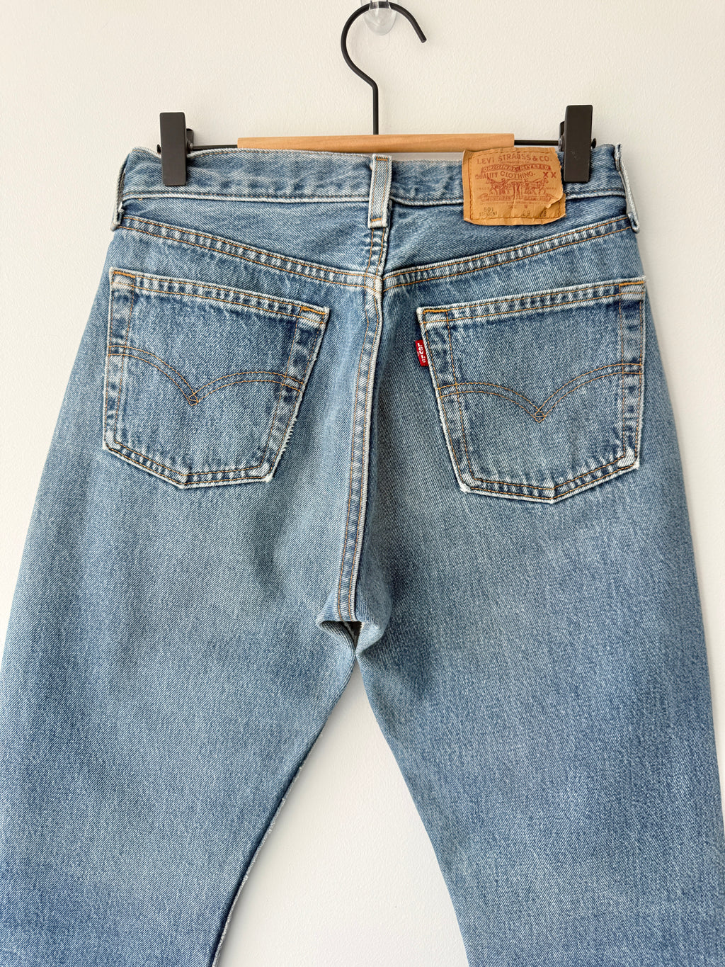 W26 L29 vintage Levis 501s 25/26” medium blue denim Levi’s 501s student fit 90s USA