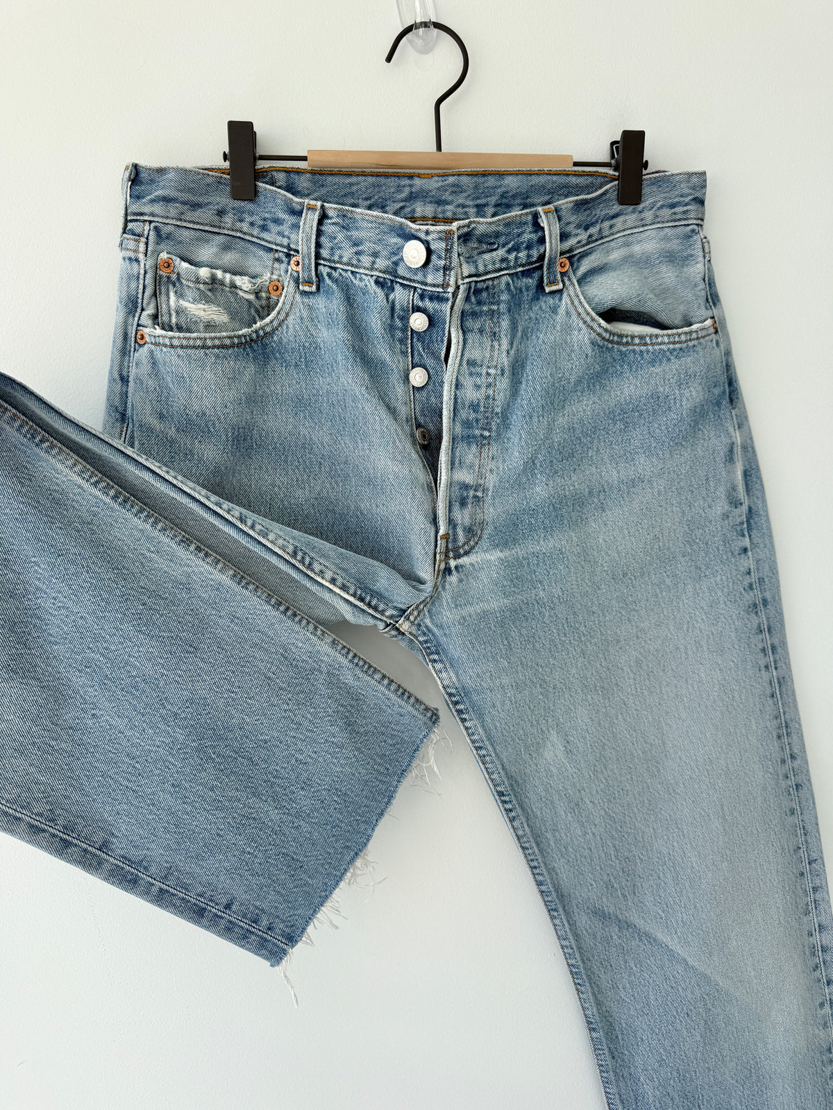 W32 L31 vintage Levis 501s 31/32” measured light medium blue faded 90s 501s