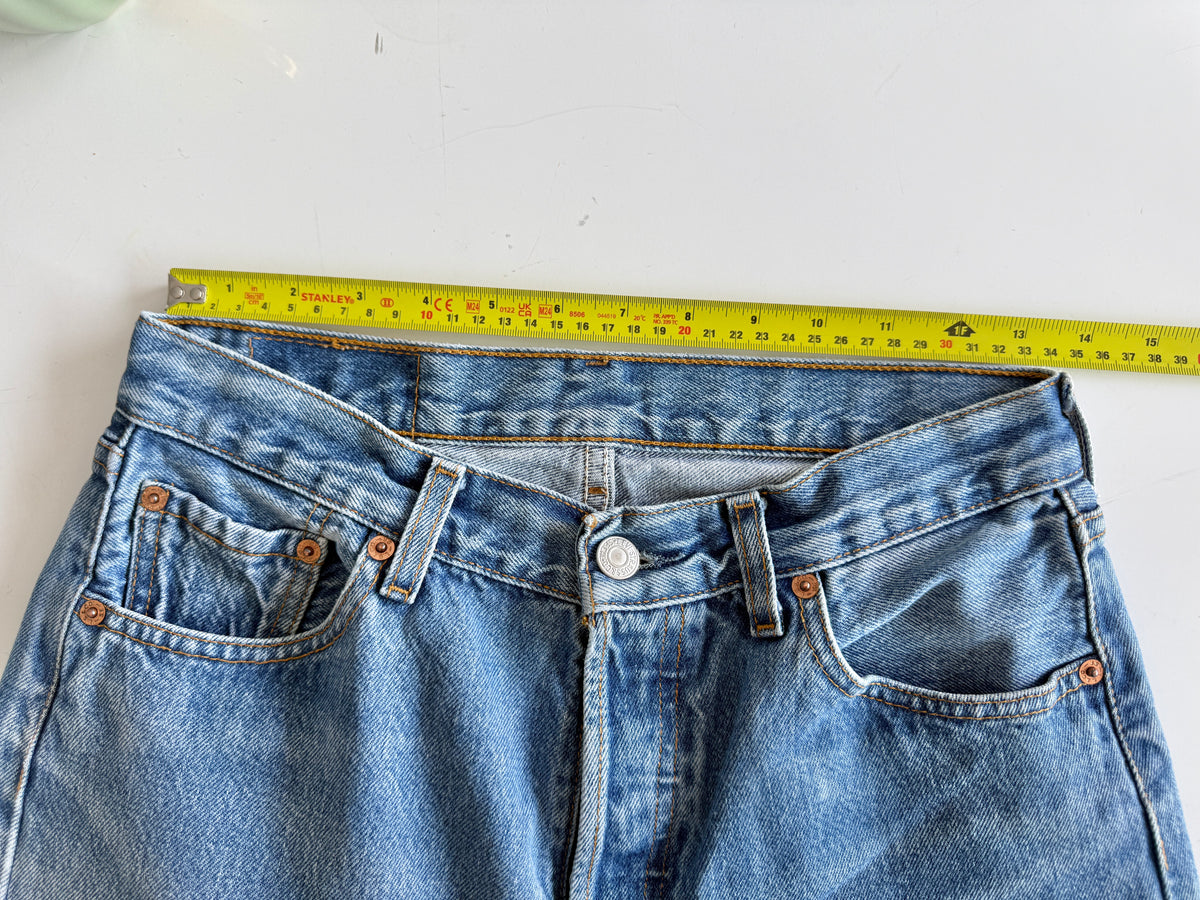 W28 L28 vintage Levis 501 medium blue 26/28” measured waist 501s Y2K