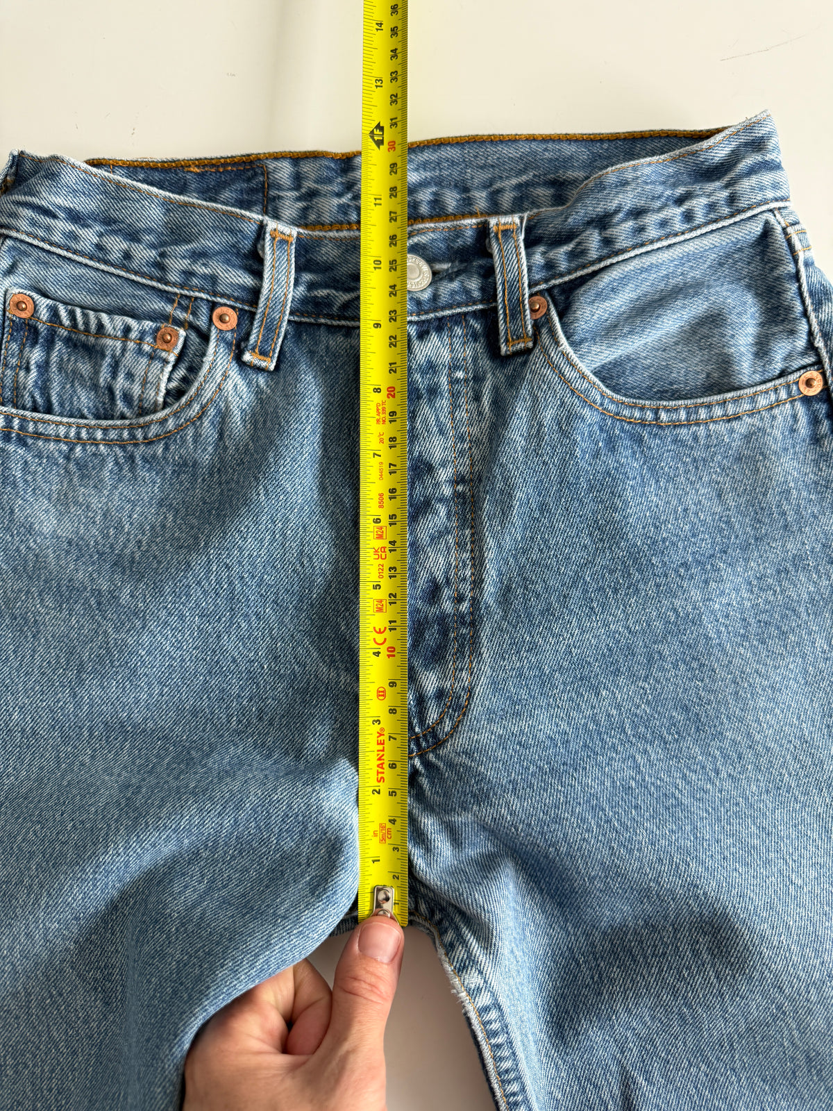 W25 L29 vintage Levis 501s 24/25” measured medium blue fade denim 90s 501s