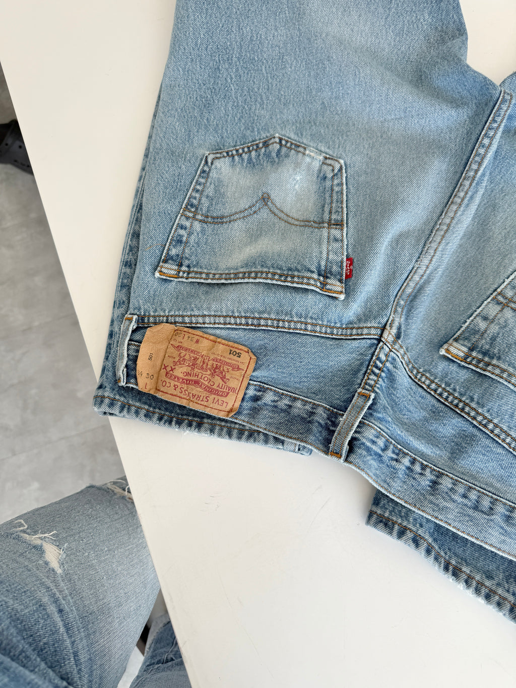 W32 L29 vintage Levis 501 31/32” measured medium blue denim Y2K Levi’s 501s wallet mark