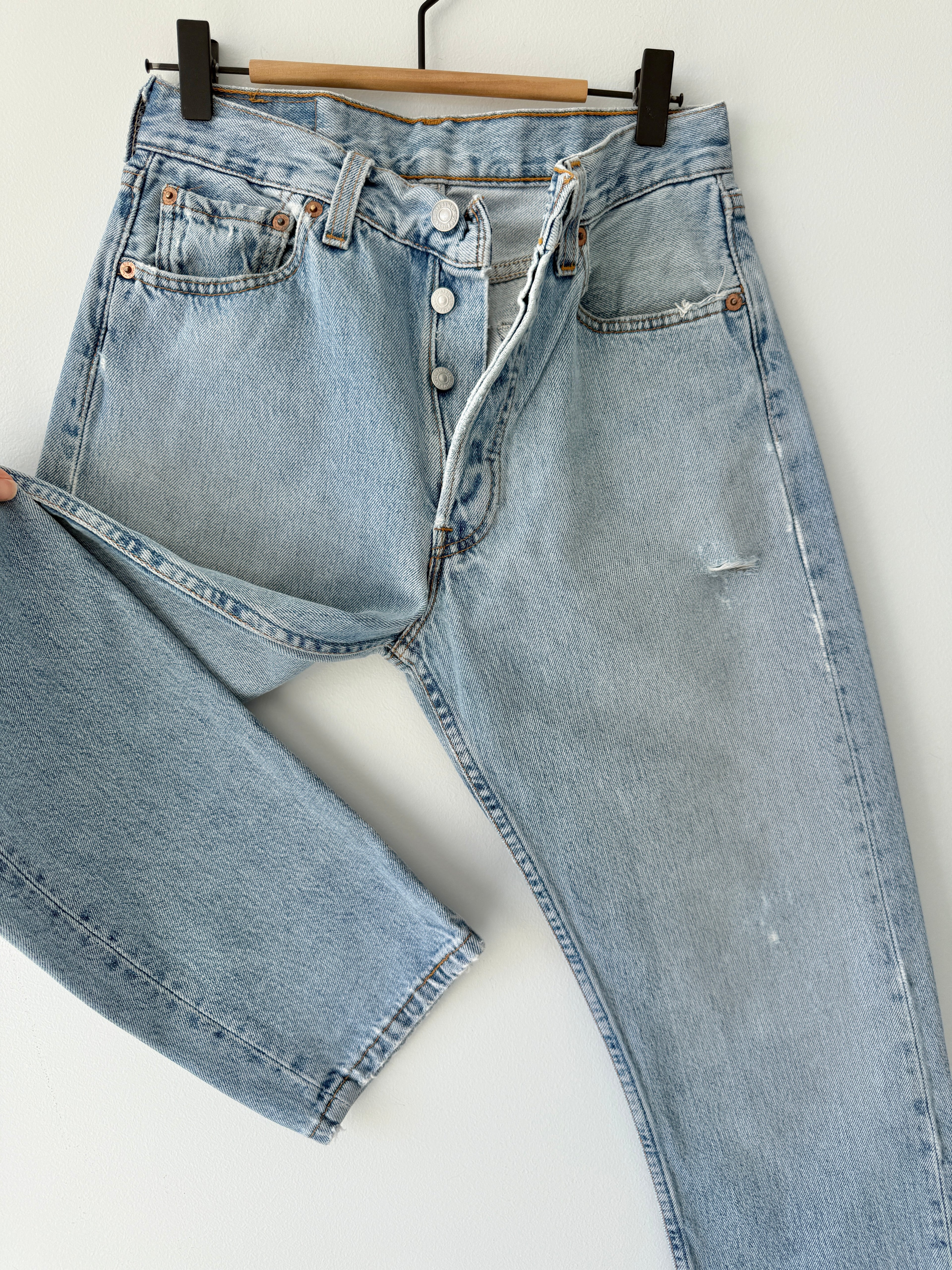Soft W27 L31 vintage Levis 501 26/27” measured waist light blue 501s made in 90s USA