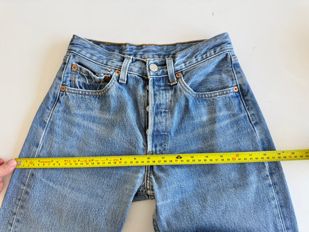 W25 L31 vintage Levis 501 medium blue 24/25” measured waist 501s 90s