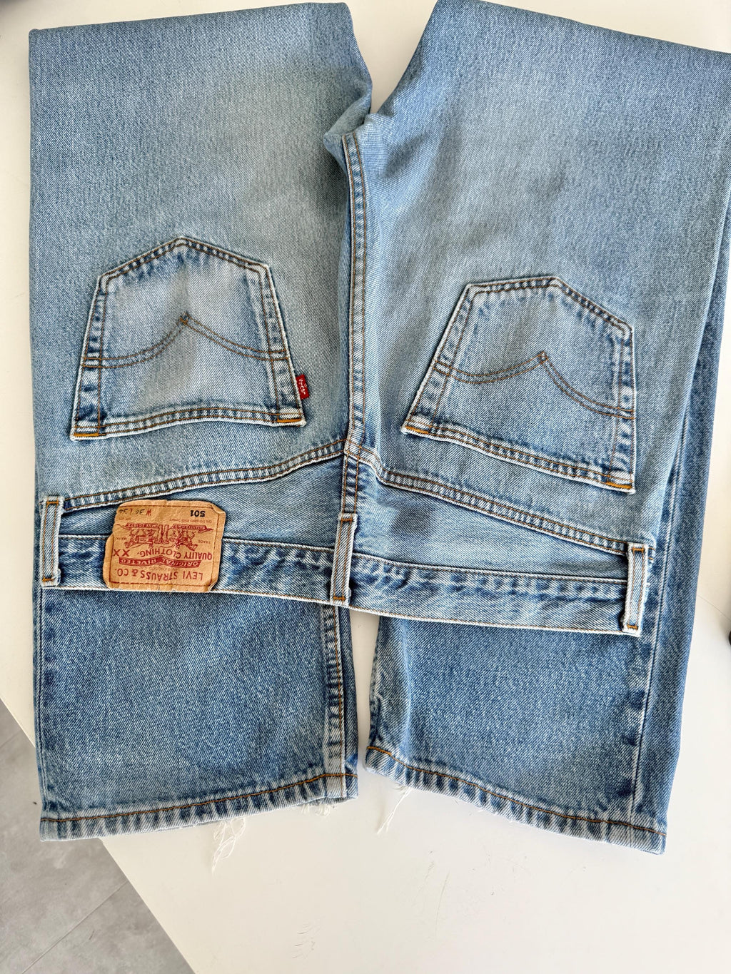 W33 L33 vintage Levis 501 32-33” measured waist medium faded lines blue made in y2k