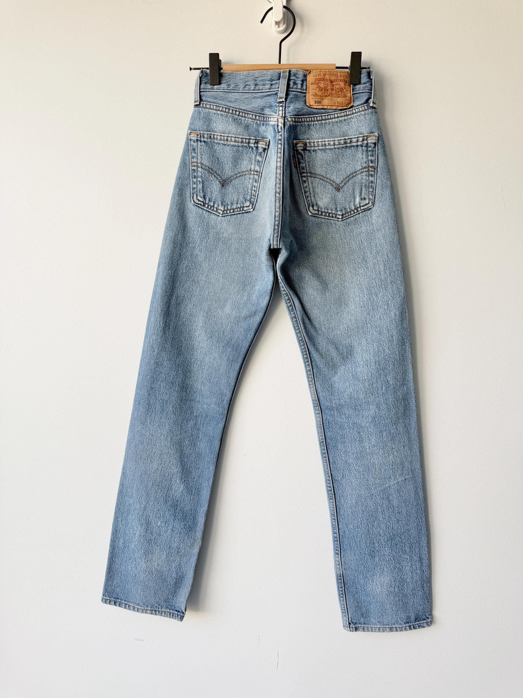 W23 L30 vintage Levis 501 22-23” measured medium blue made in 90s )