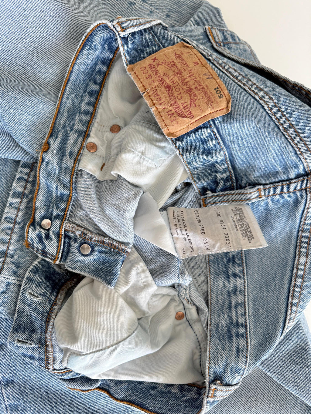 W31 L31 vintage Levis 501 30-31” measured waist medium blue denim made in Y2K