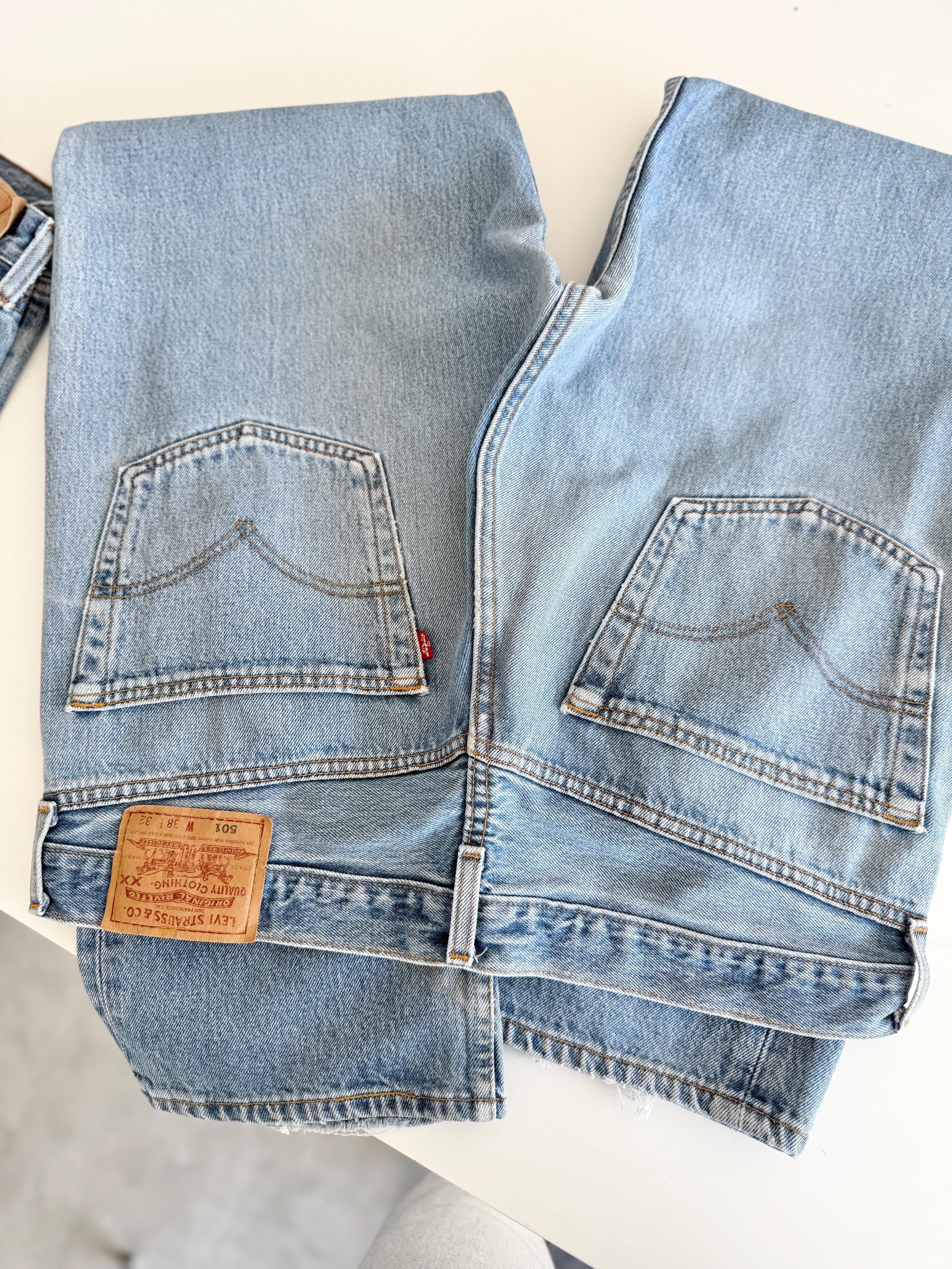 W36 L32 Levis 501 vintage 35-36” measured waist medium faded blue 501s made in USA 90s