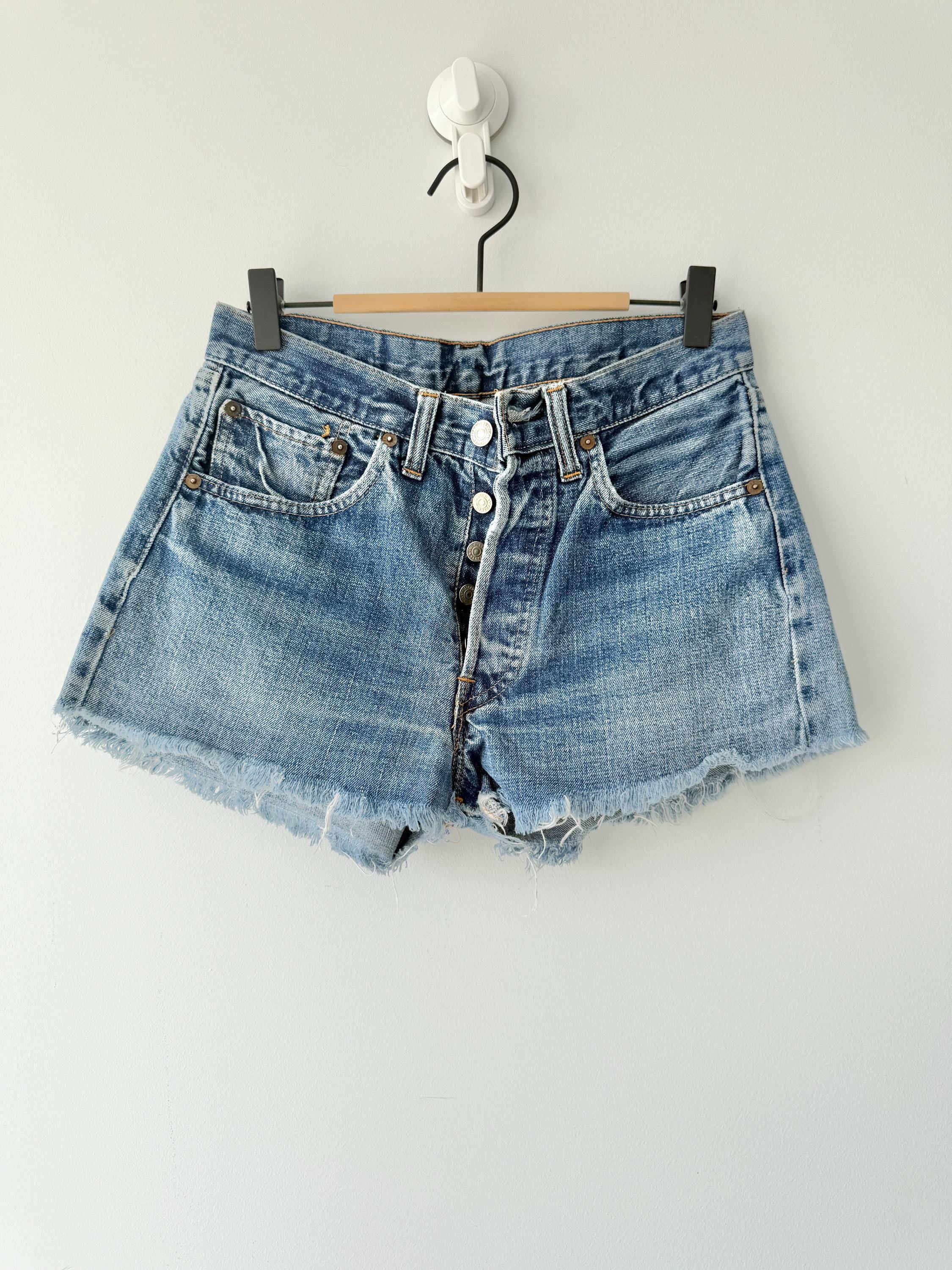 W27 selvedge Levis 501 vintage shorts 26-28” measured waist medium faded blue made in USA 70/80s