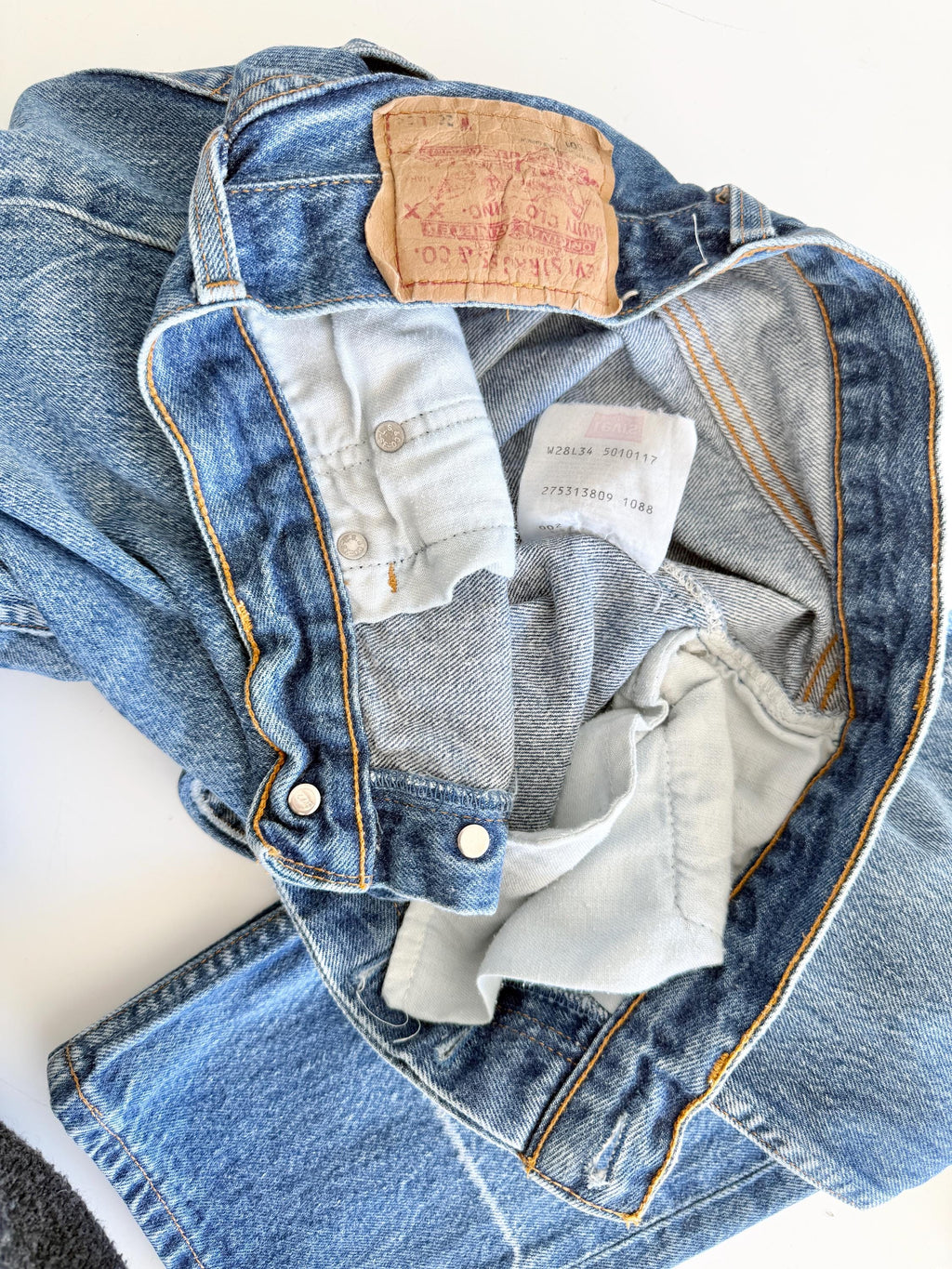 w27 L32 Levis 501 vintage 26-27” waist raw blue faded 501s made in France 80s straight leg jeans 501